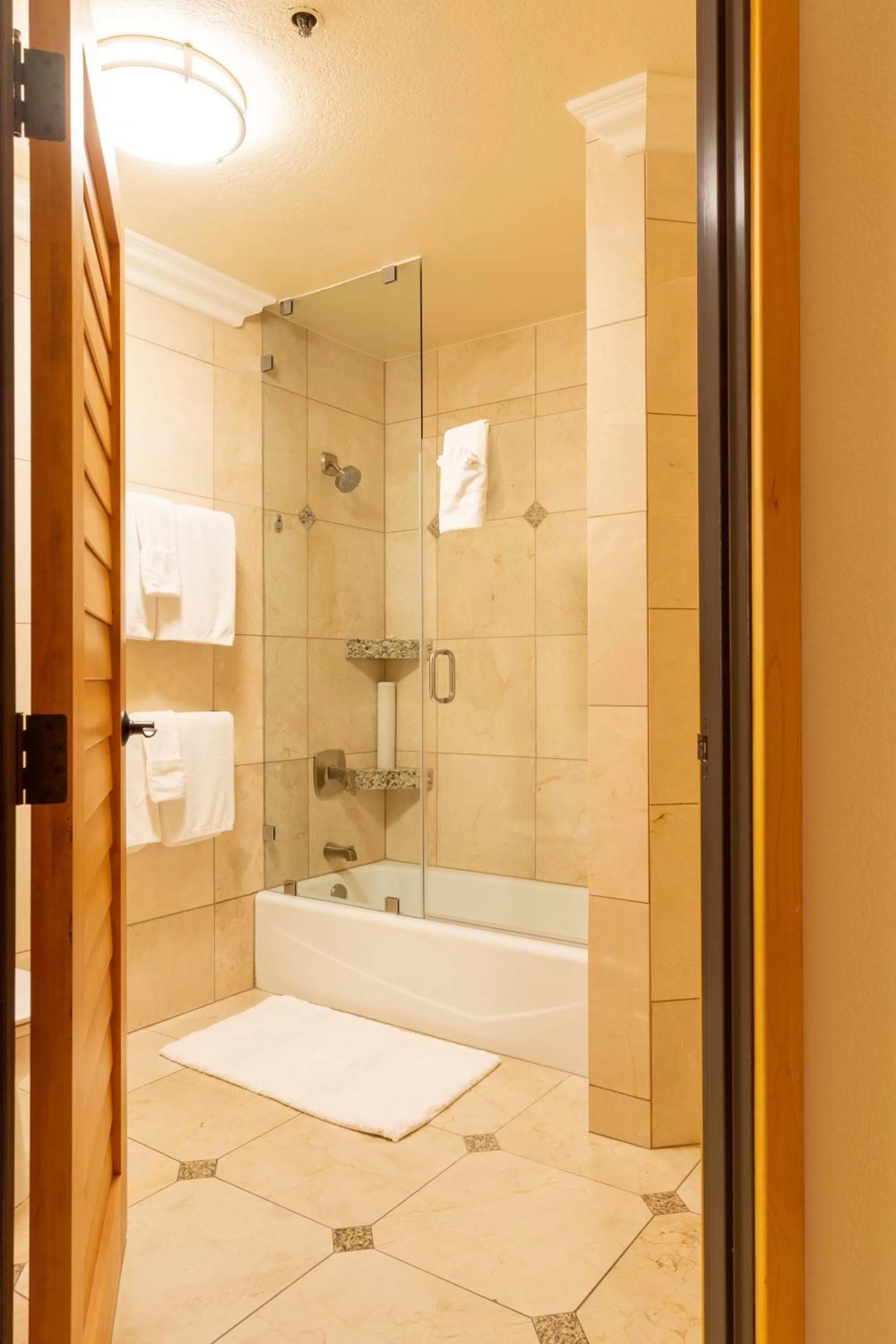 Bathroom in Pacific Terrace Hotel