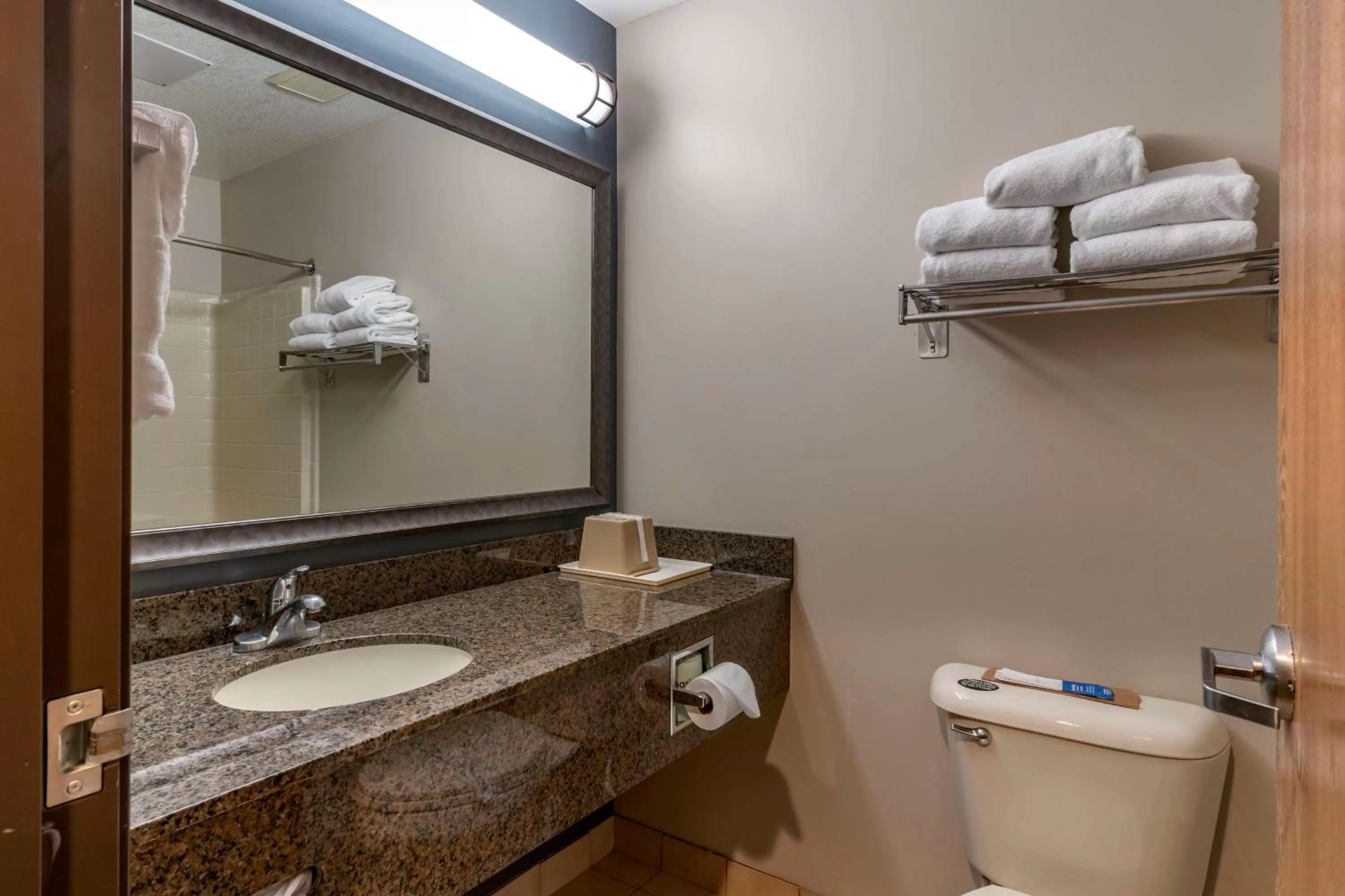 Bathroom in Best Western Newberg Inn