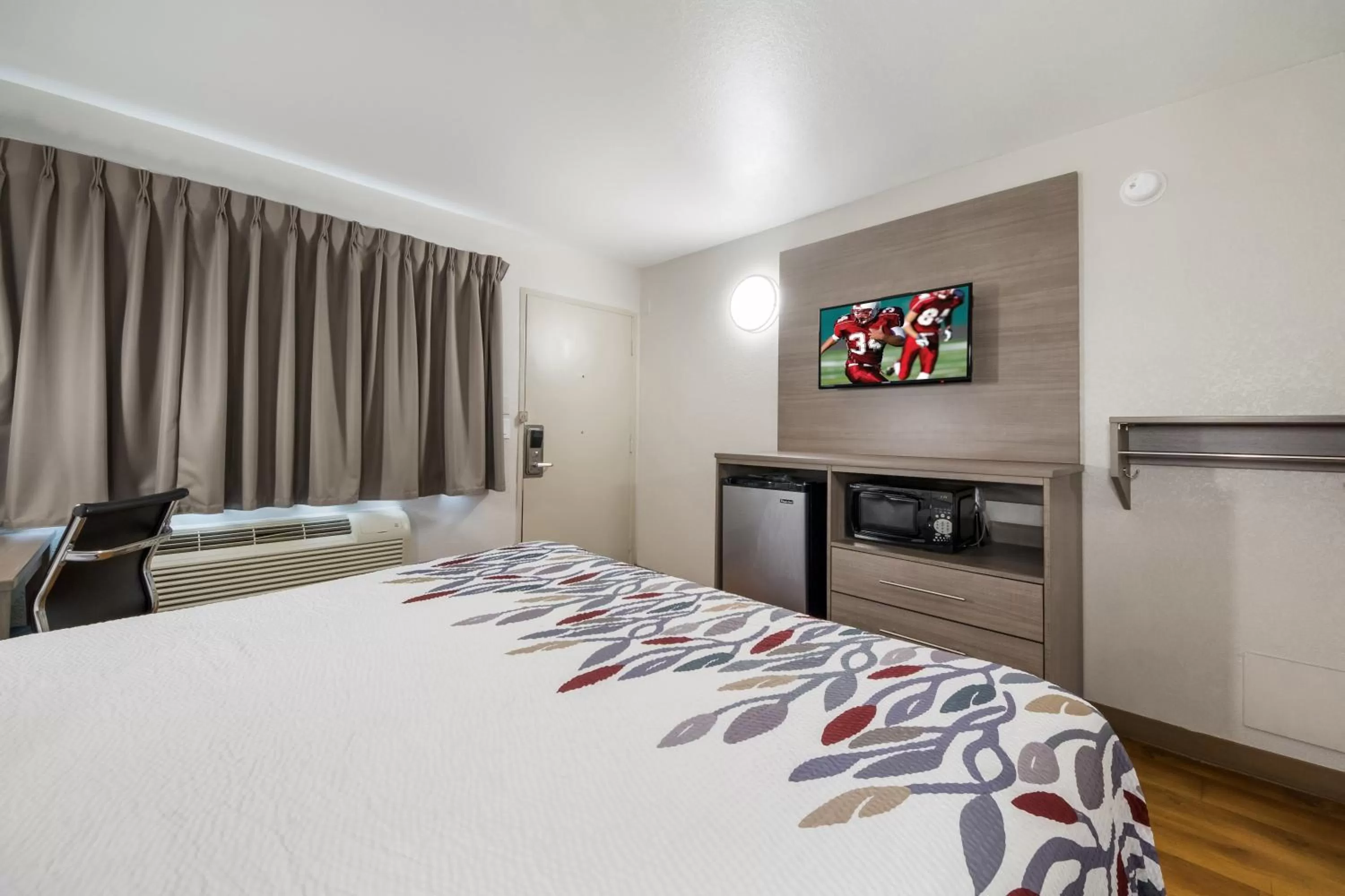 Photo of the whole room, Bed in Red Roof Inn San Antonio E - Frost Bank Center