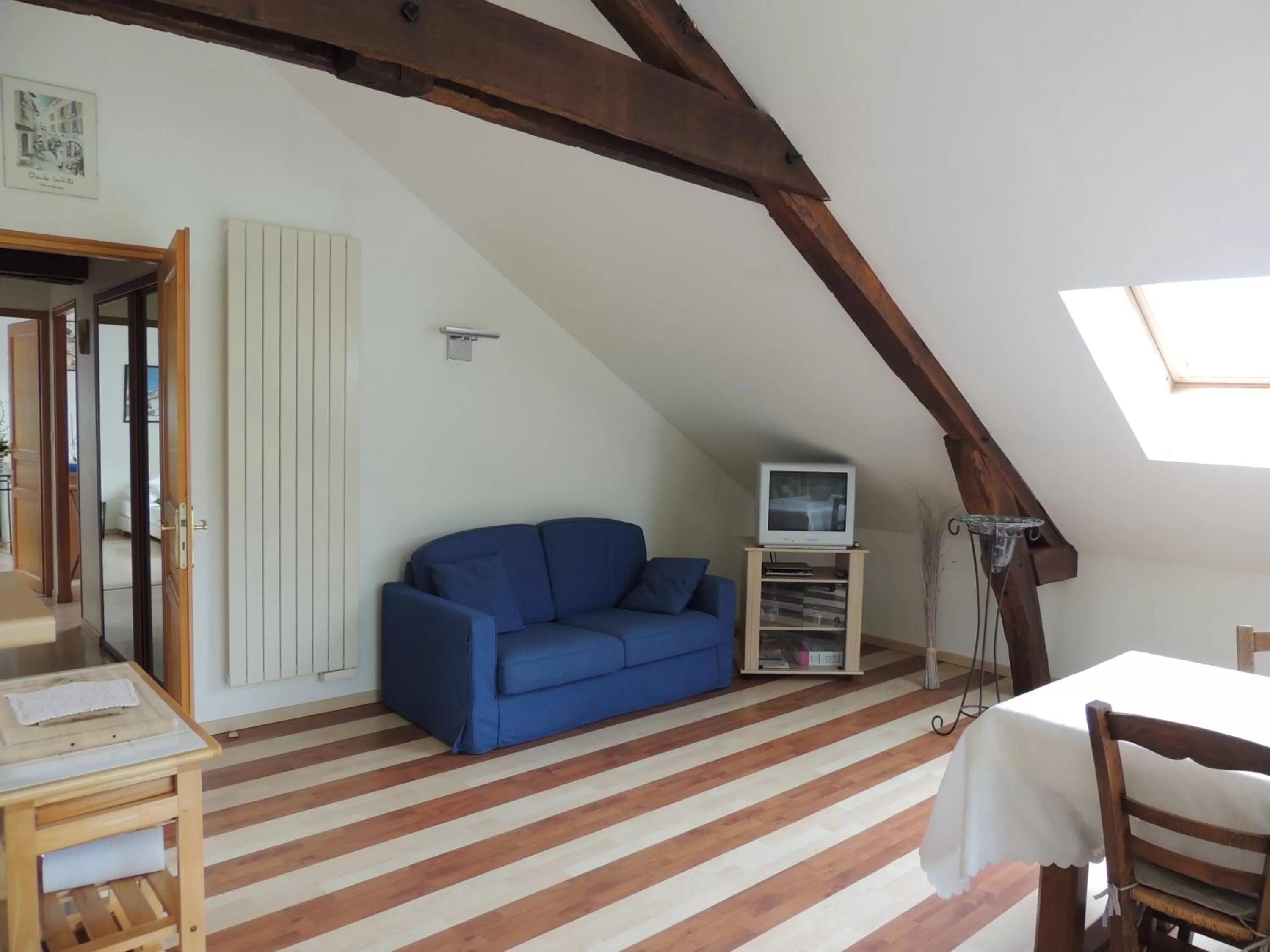 Communal lounge/ TV room in Chambre d'hôtes de Charleval