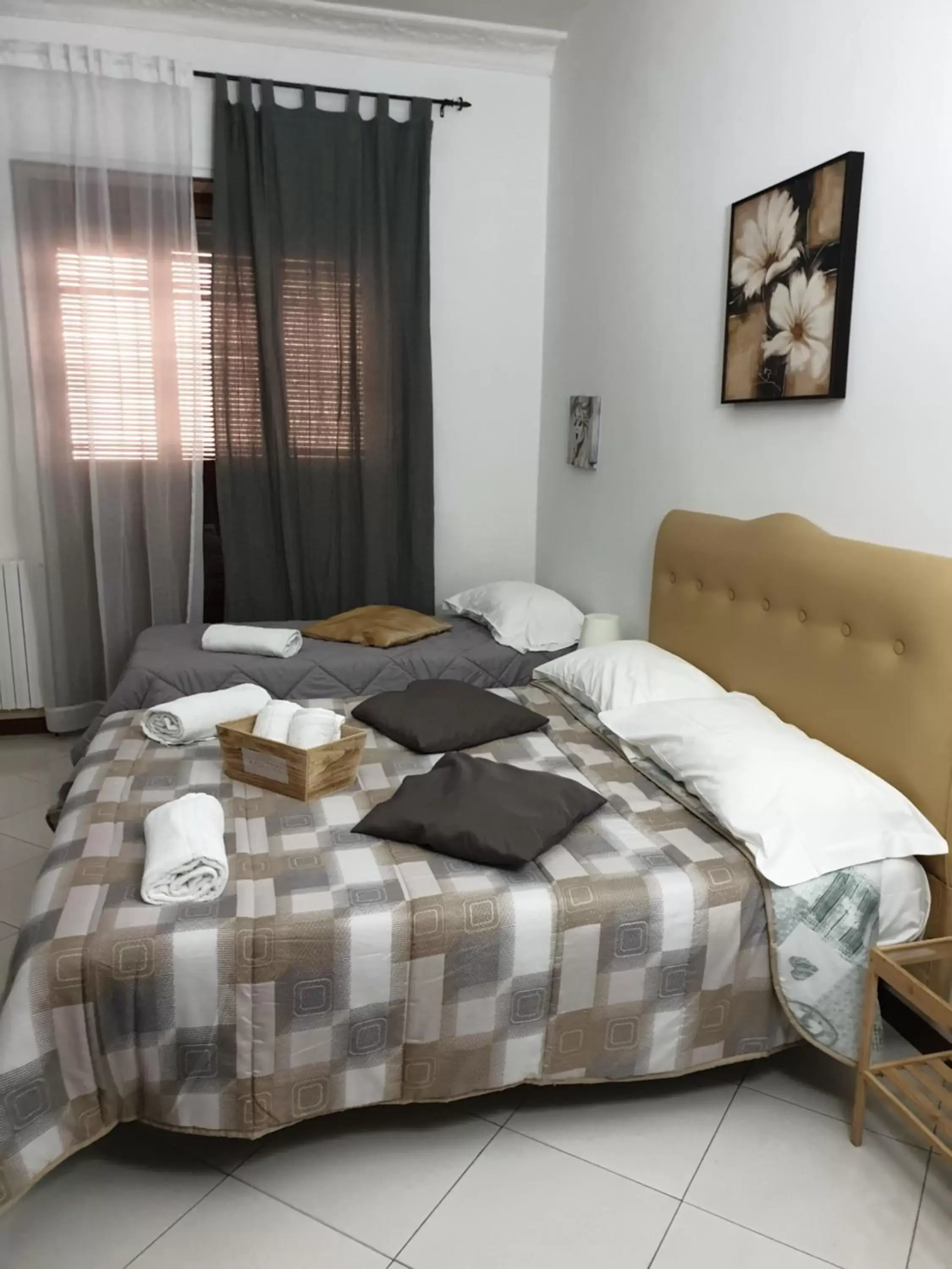 Photo of the whole room, Bed in Alba central City
