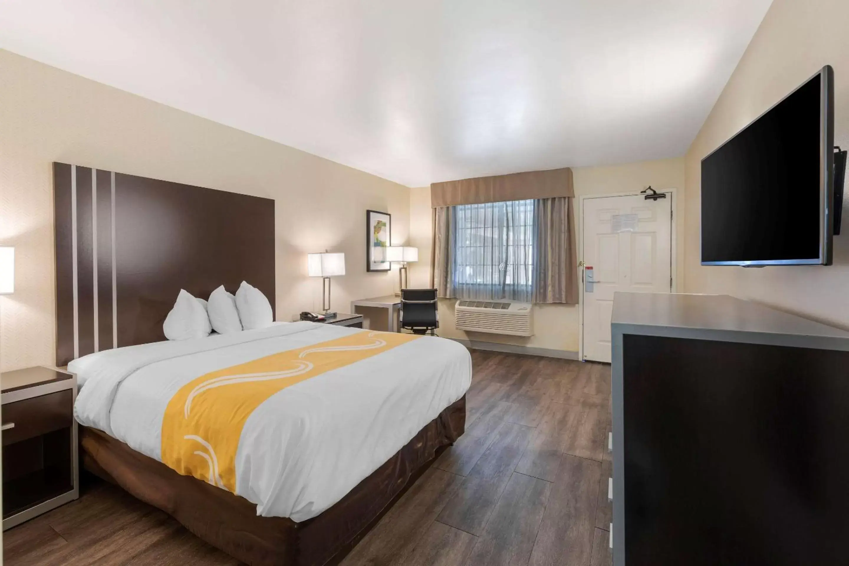 Bedroom, Bed in Quality Inn & Suites Camarillo-Oxnard