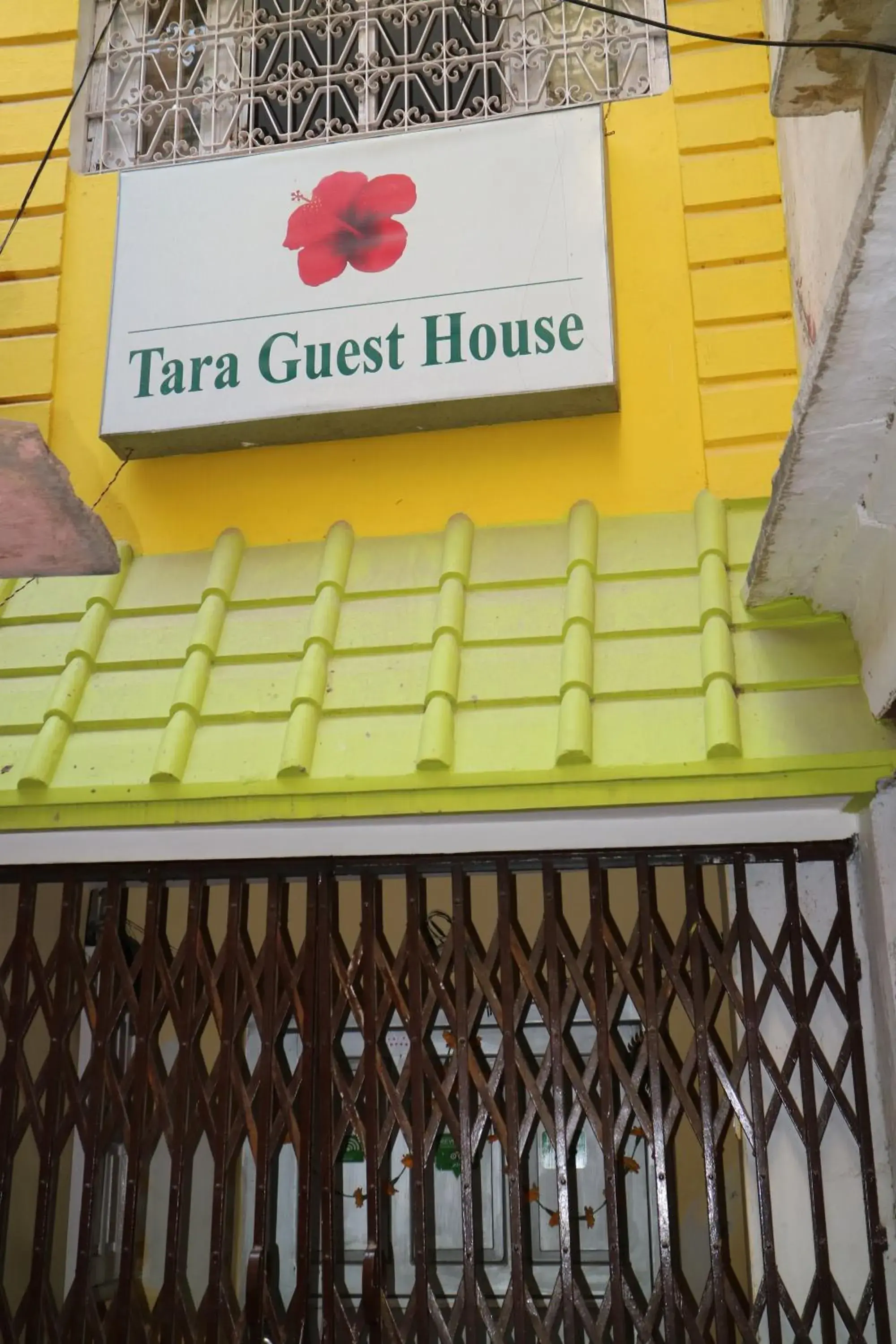 Facade/entrance in Tara Guest House