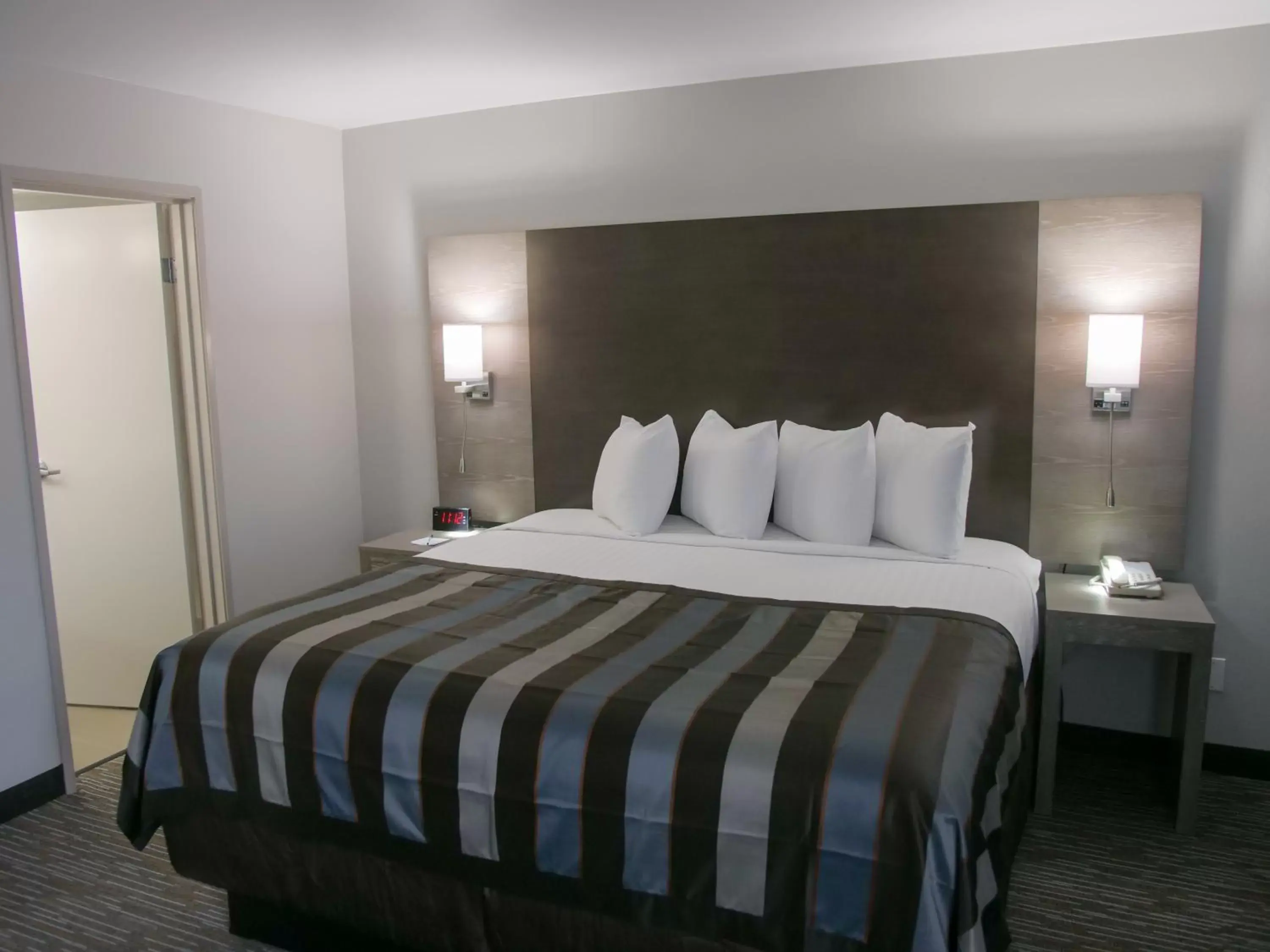 Bed in Wingate by Wyndham Louisville Airport Expo Center