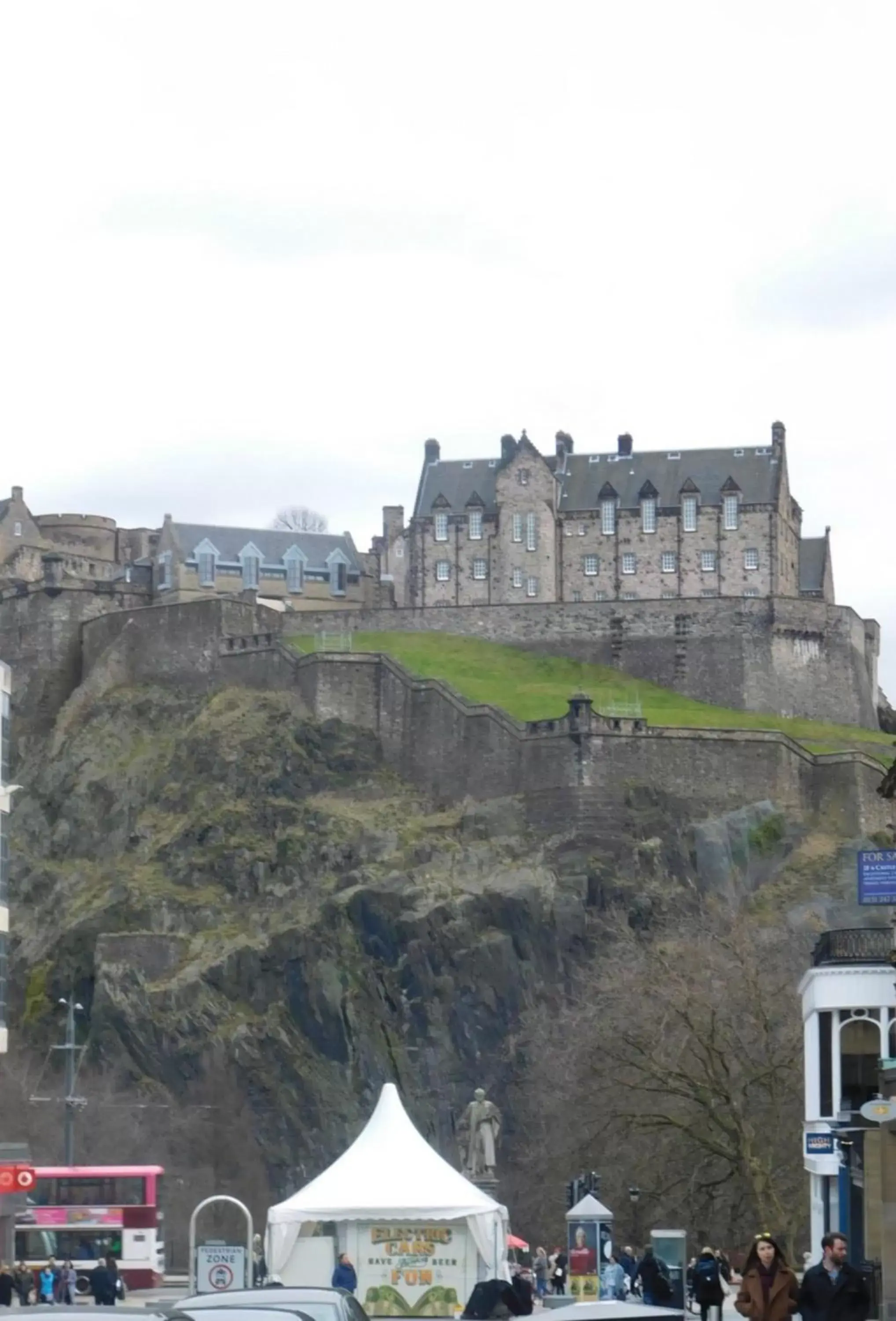 Nearby landmark in Edinburgh Castle Apartments