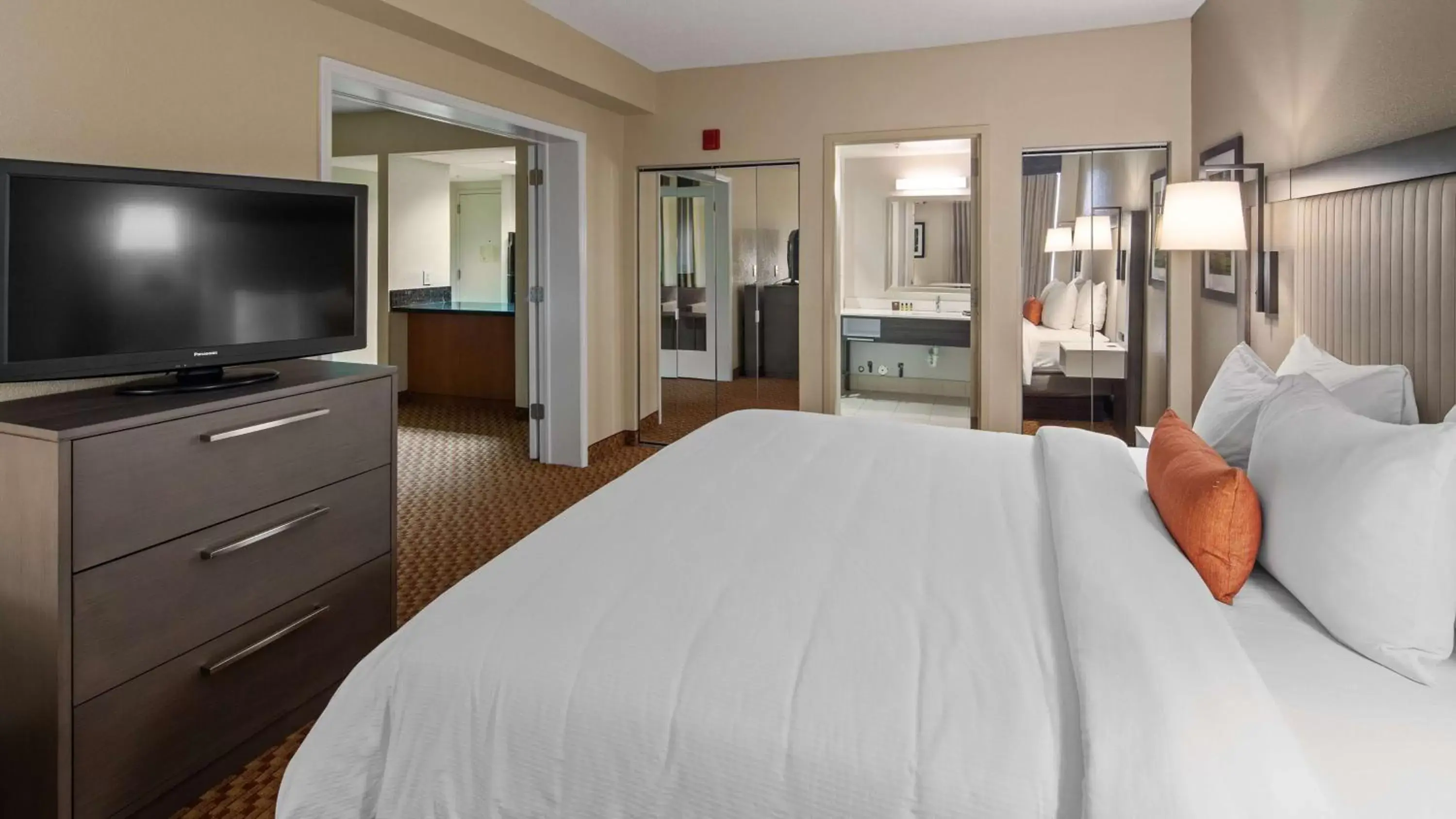 Photo of the whole room, Bed in Best Western Plus Kendall Hotel & Suites