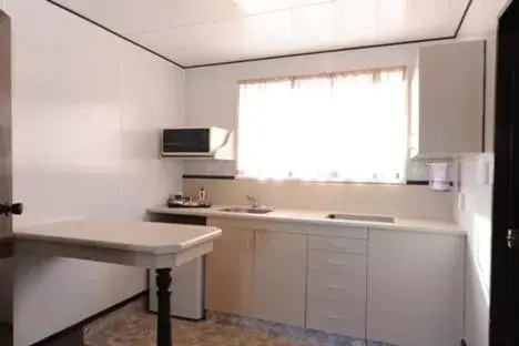 Kitchen or kitchenette, Kitchen/Kitchenette in Alcala Motor Lodge