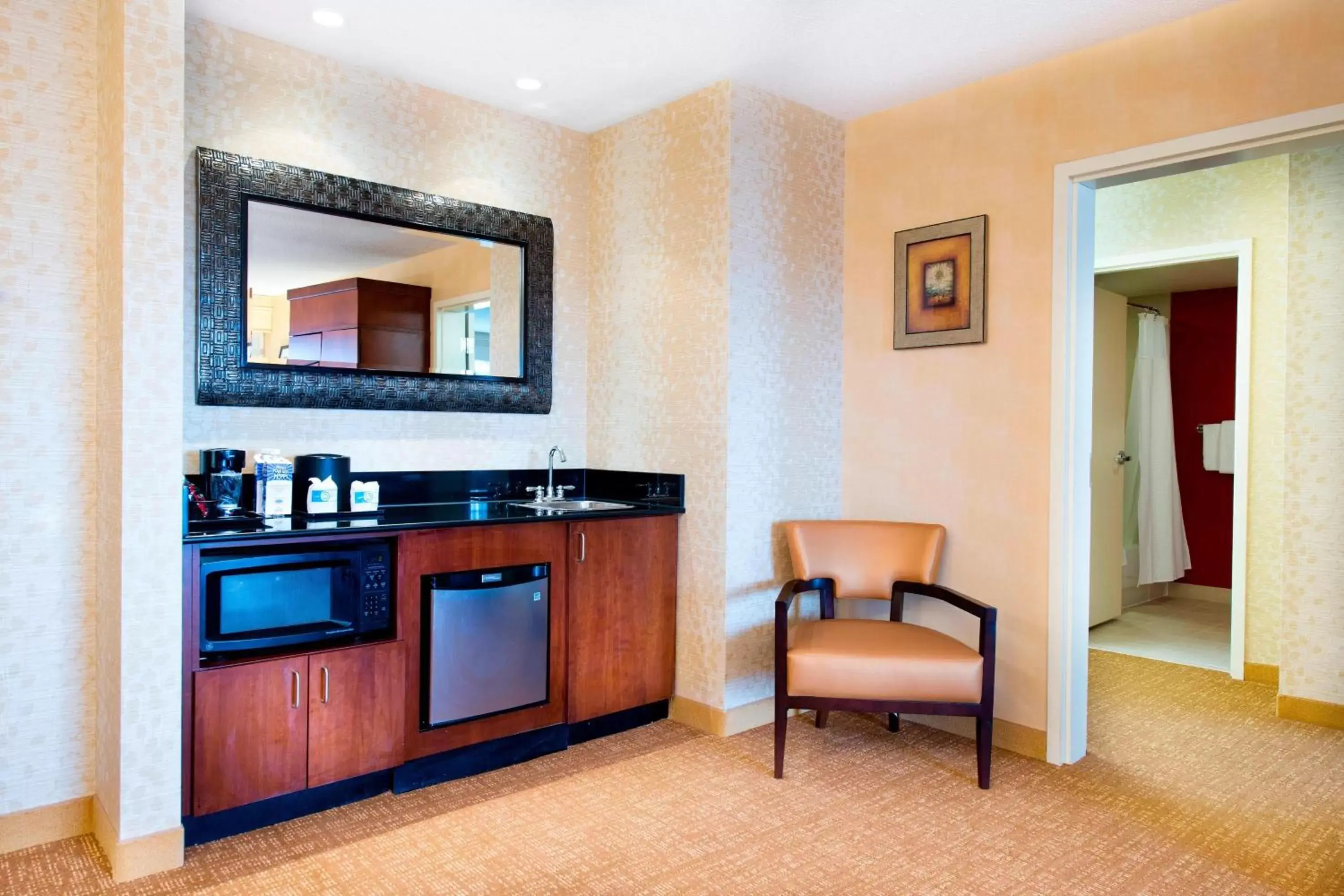 Bedroom, Kitchen/Kitchenette in Courtyard by Marriott Mississauga-Airport Corporate Centre West