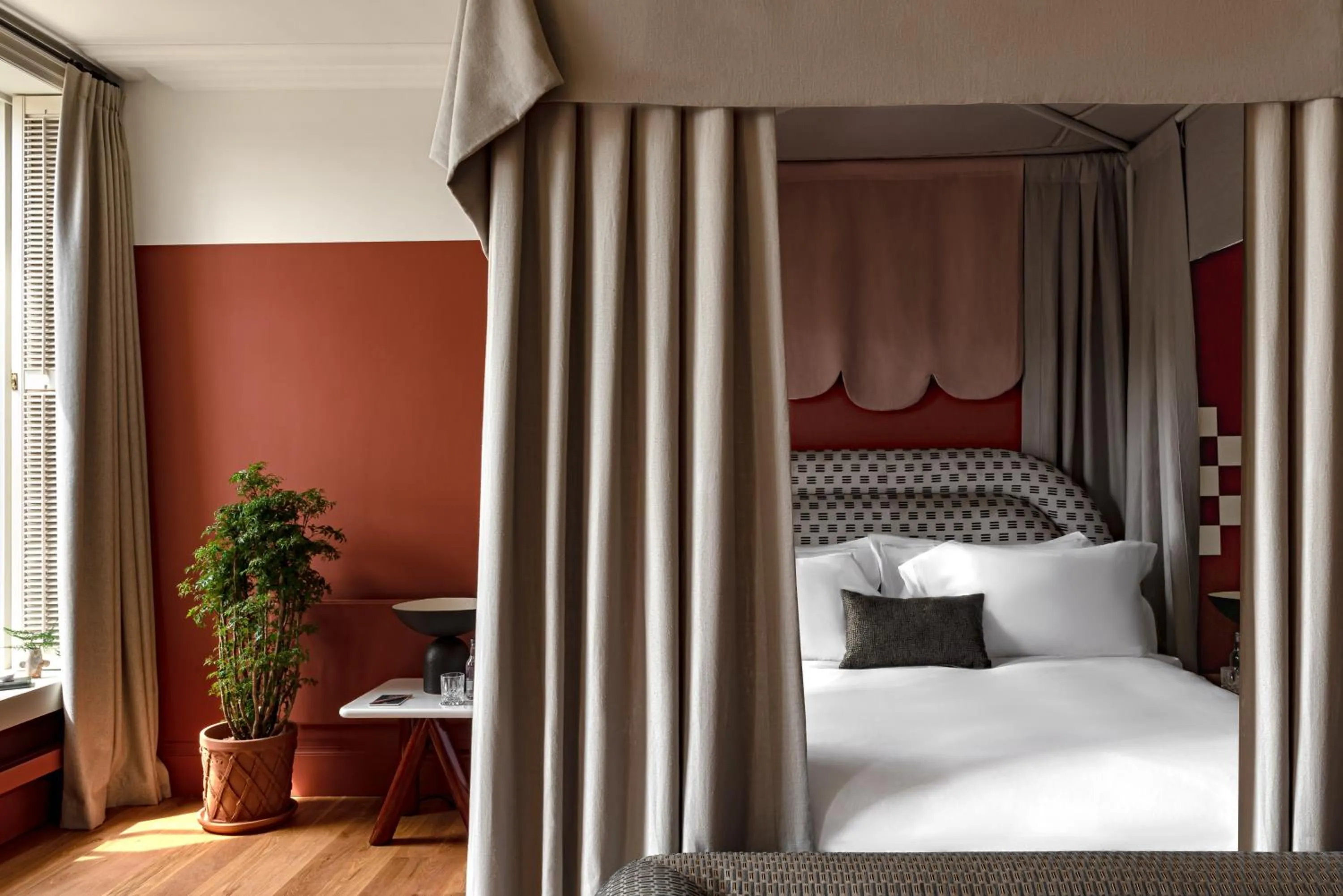 Bedroom, Bed in Cowley Manor Experimental