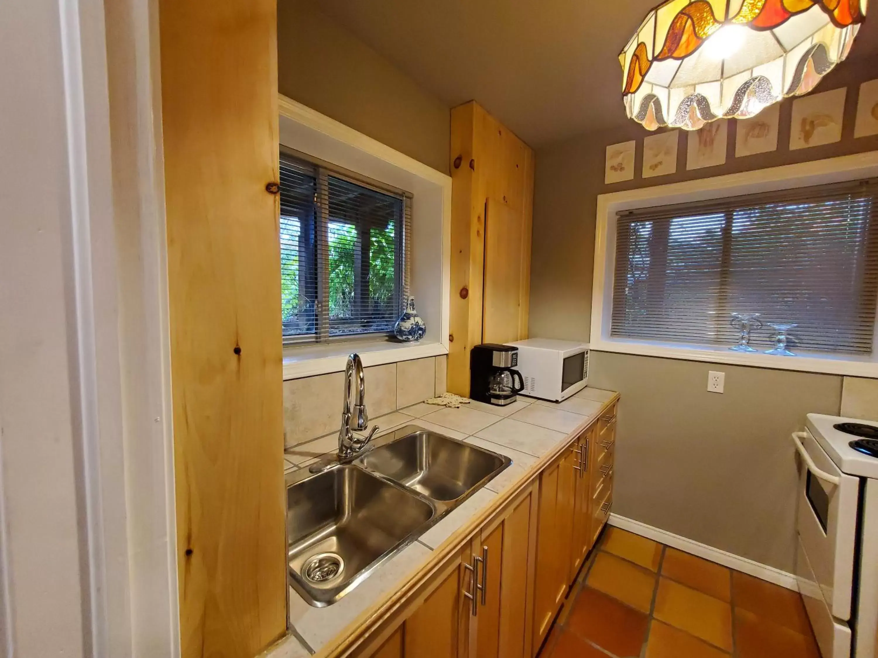 Kitchen or kitchenette, Kitchen/Kitchenette in Shambhala Bed and Breakfast