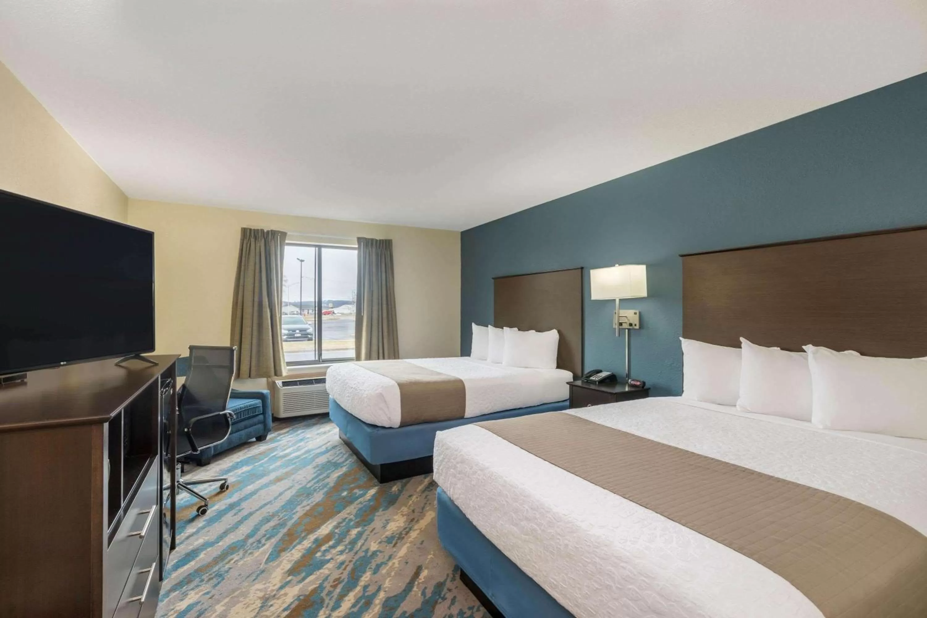 Photo of the whole room, Bed in AmericInn by Wyndham Prairie du Chien