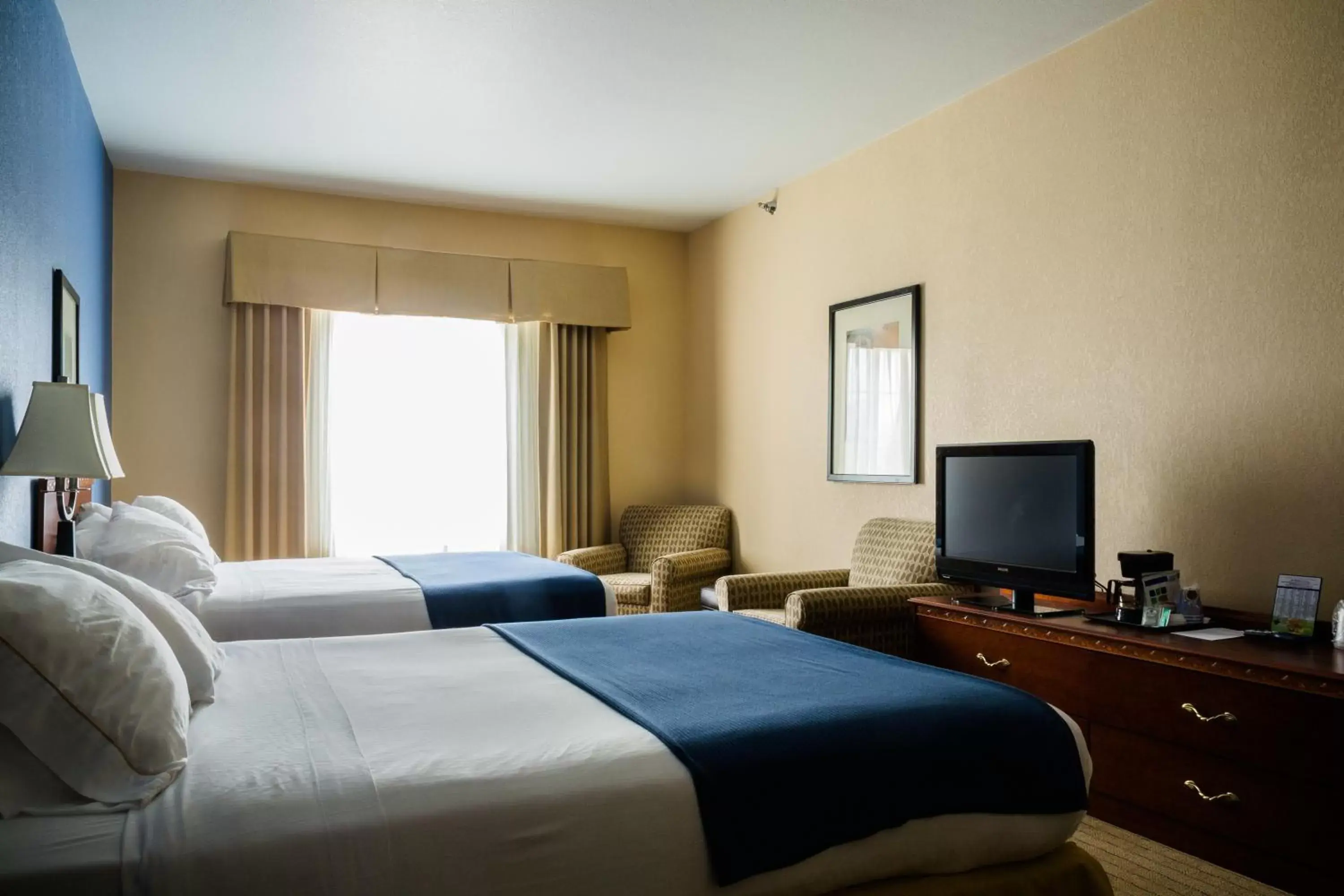 Bed in Holiday Inn Express Hotel & Suites Acme-Traverse City, an IHG Hotel