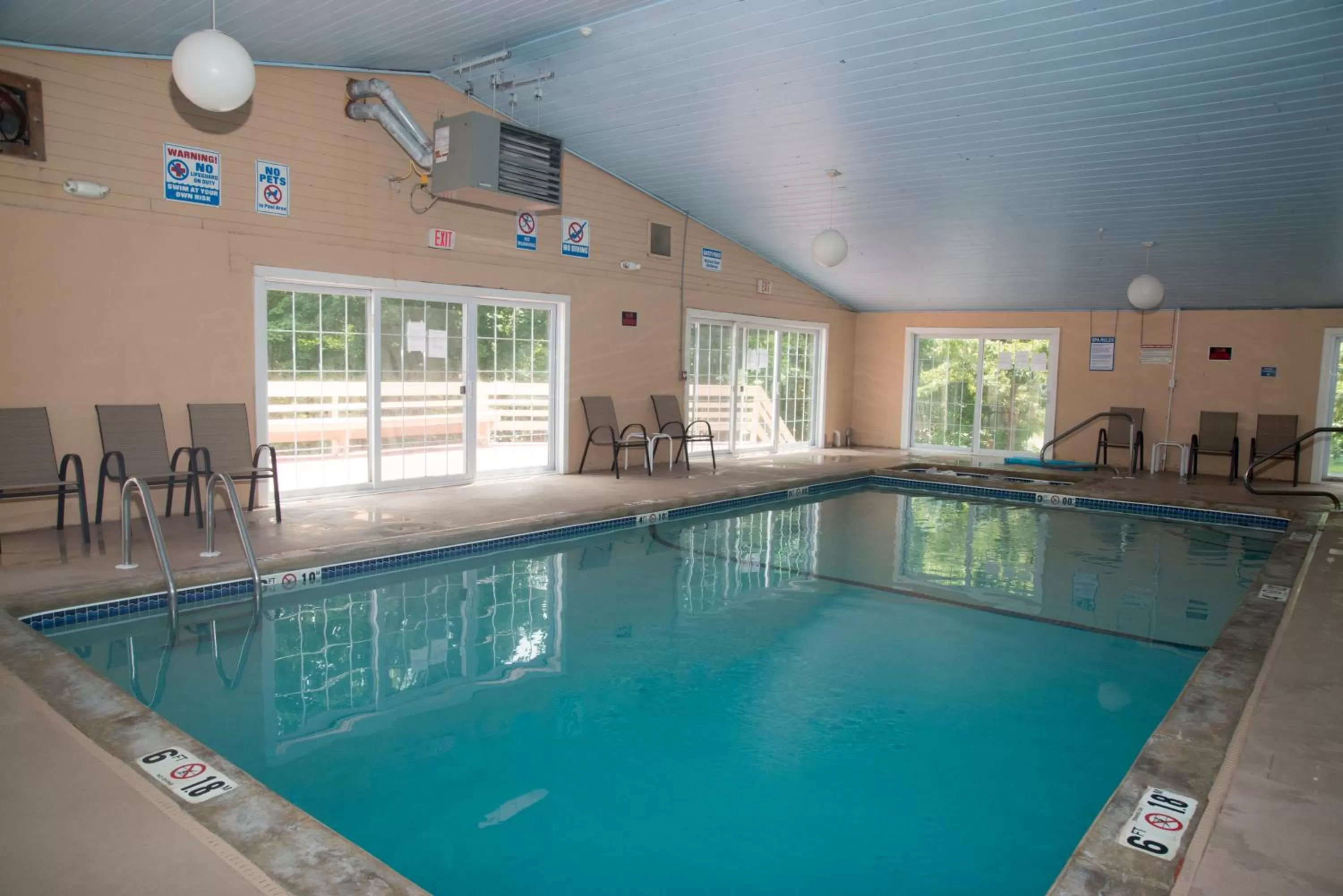 Swimming pool in Hampton Falls Inn
