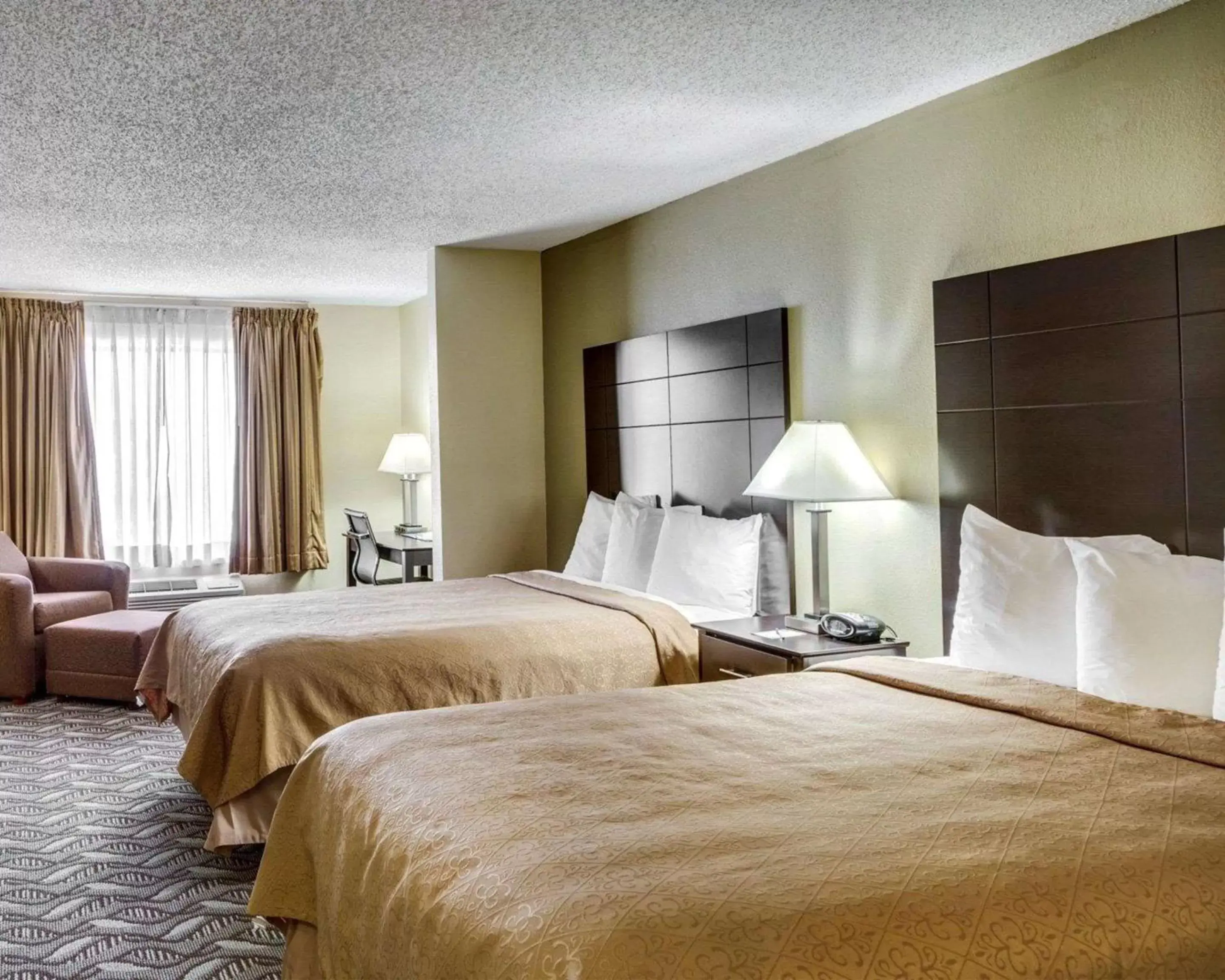 Photo of the whole room, Bed in Quality Suites Baton Rouge East - Denham Springs