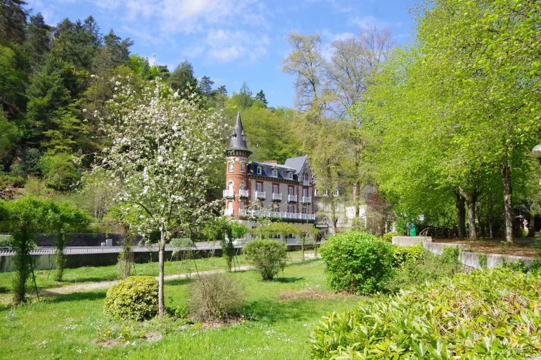 Facade/entrance, Property Building in BRIT HOTEL & SPA Le Roc au Chien