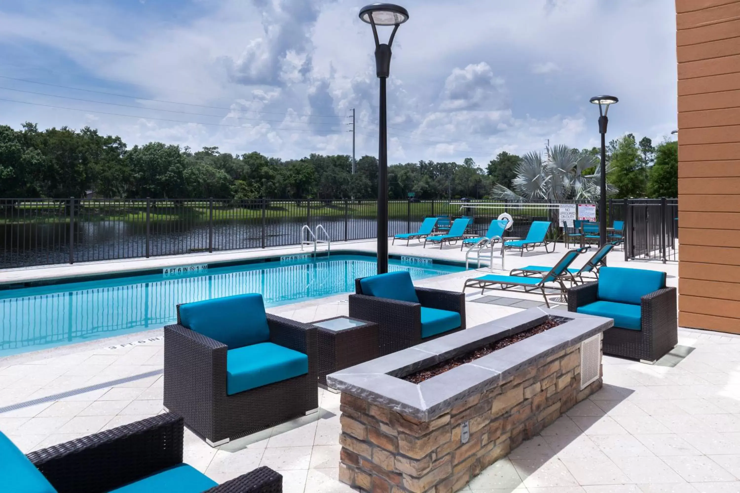 Property building, Swimming Pool in Fairfield Inn & Suites by Marriott Orlando East/UCF Area