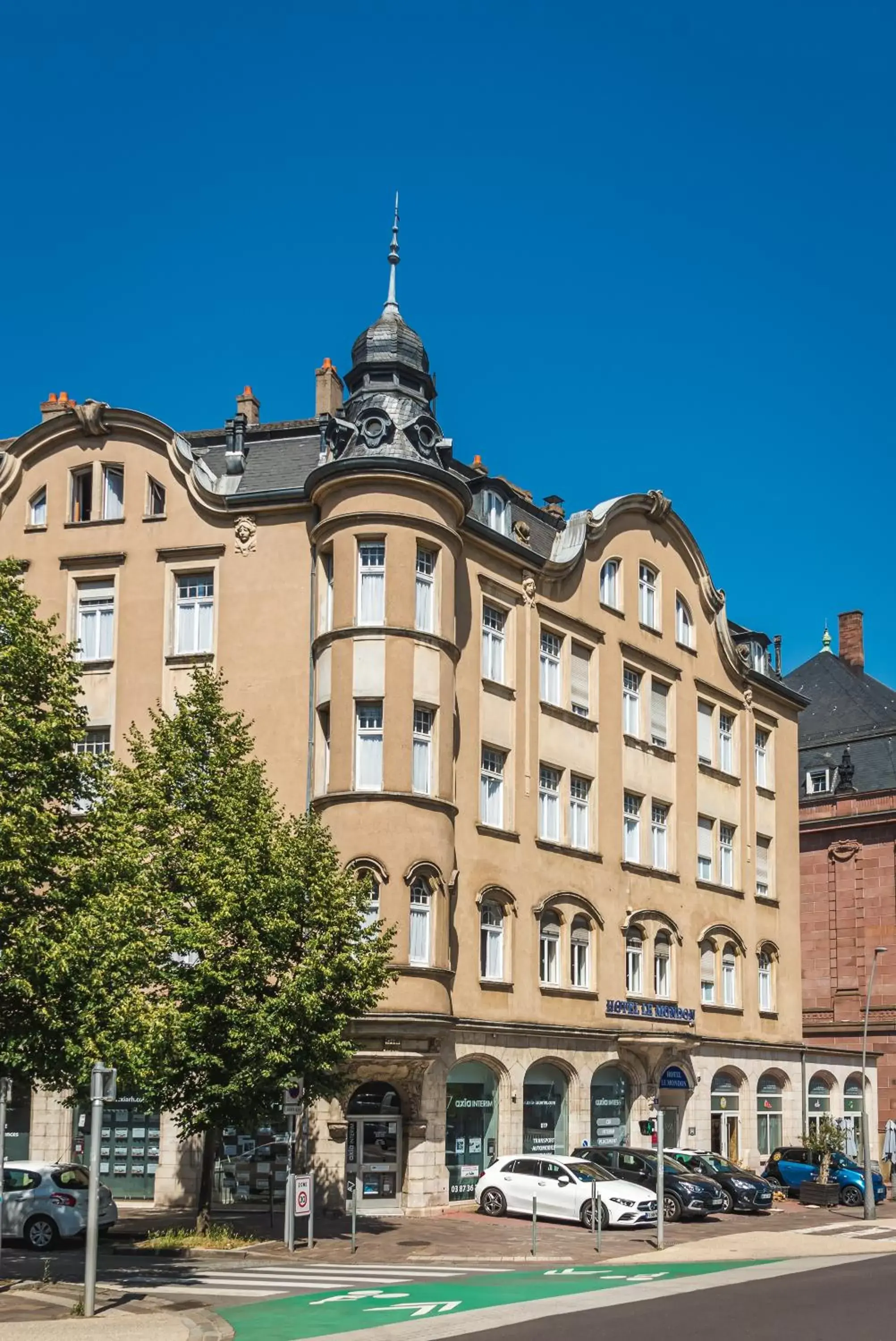 Property Building in Hôtel Le Mondon