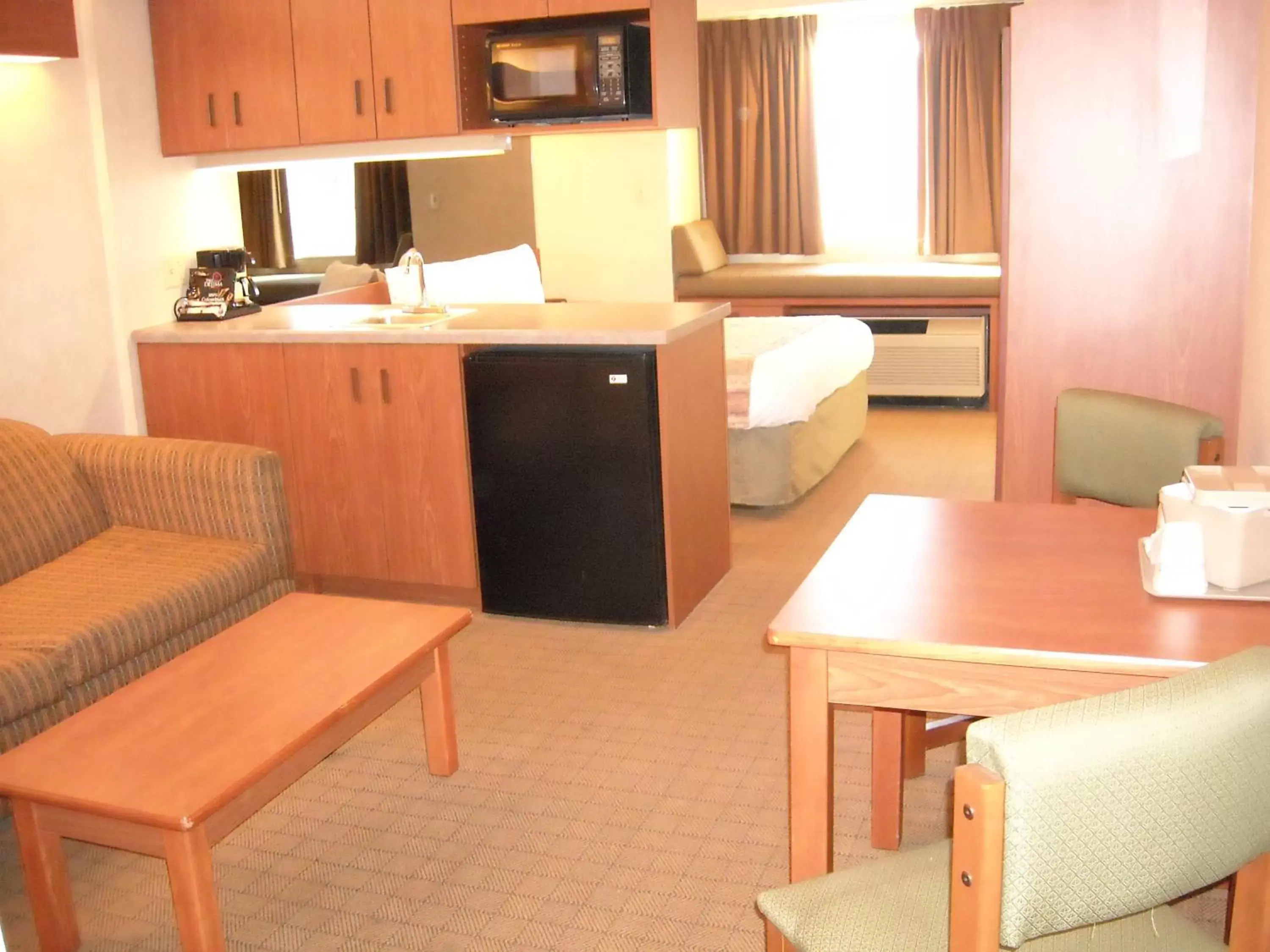 Photo of the whole room, Kitchen/Kitchenette in Microtel Inn & Suites Springville