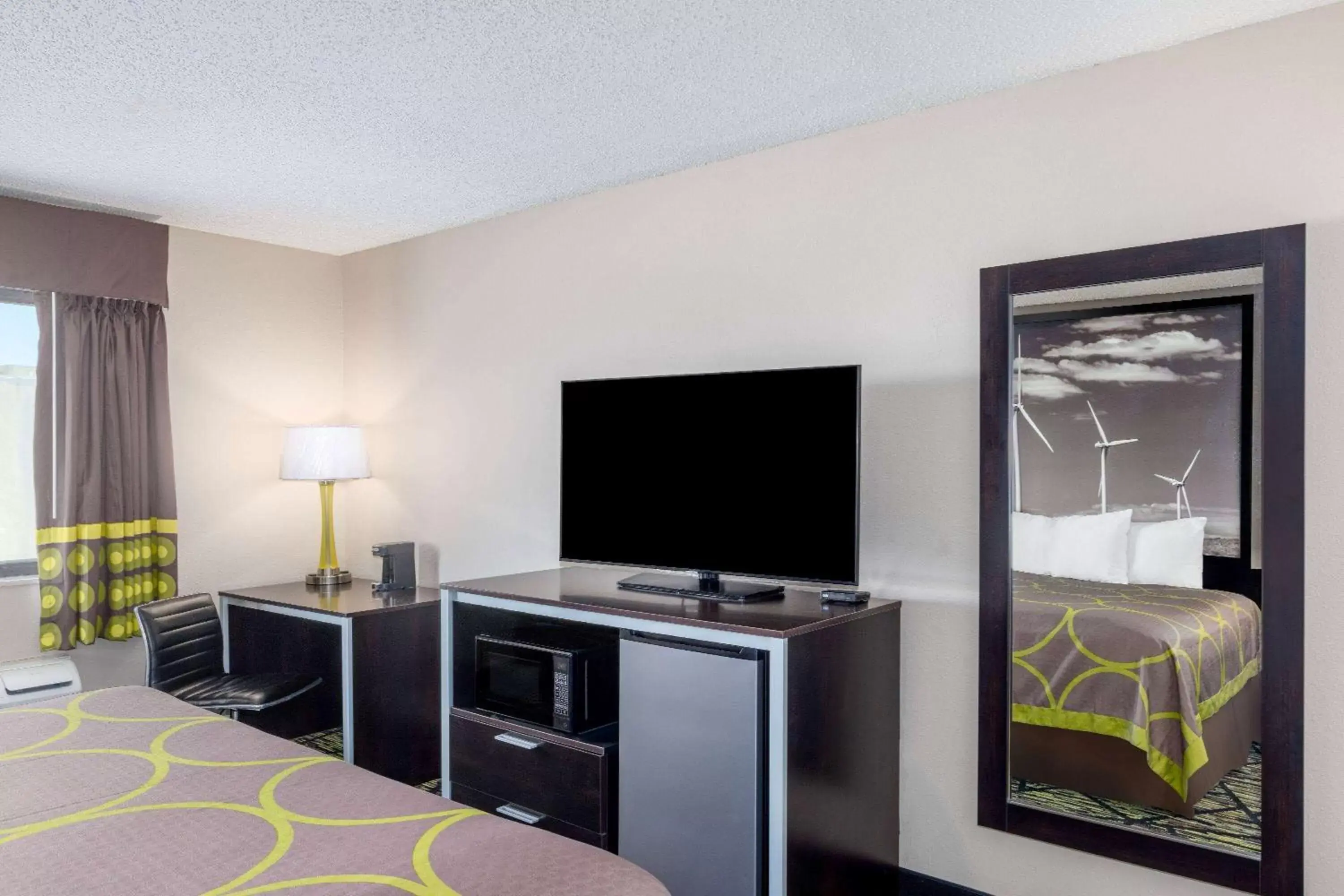 Photo of the whole room, TV/Entertainment Center in Super 8 by Wyndham Pratt