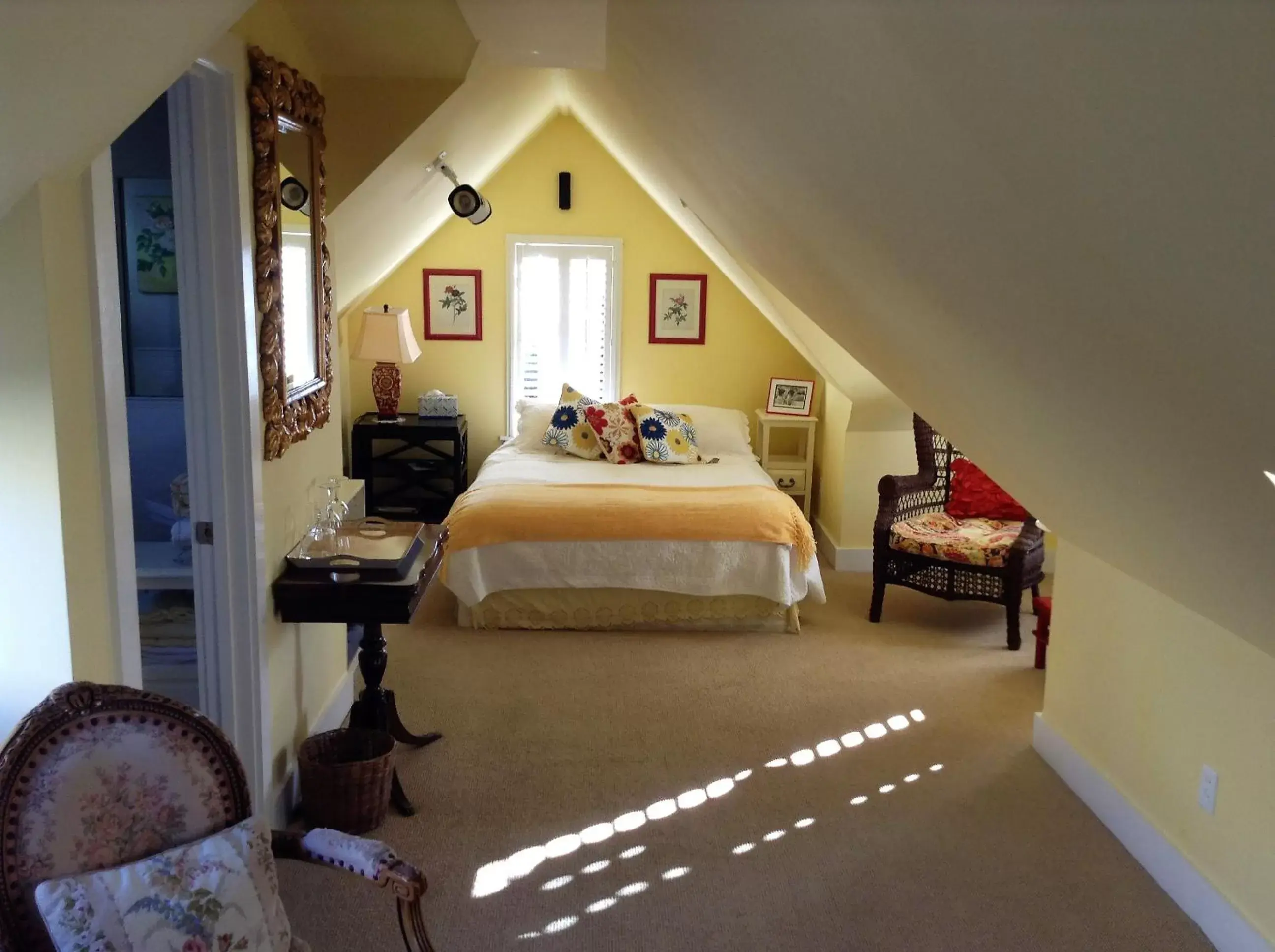 Photo of the whole room, Bed in My Rosegarden Guest Rooms
