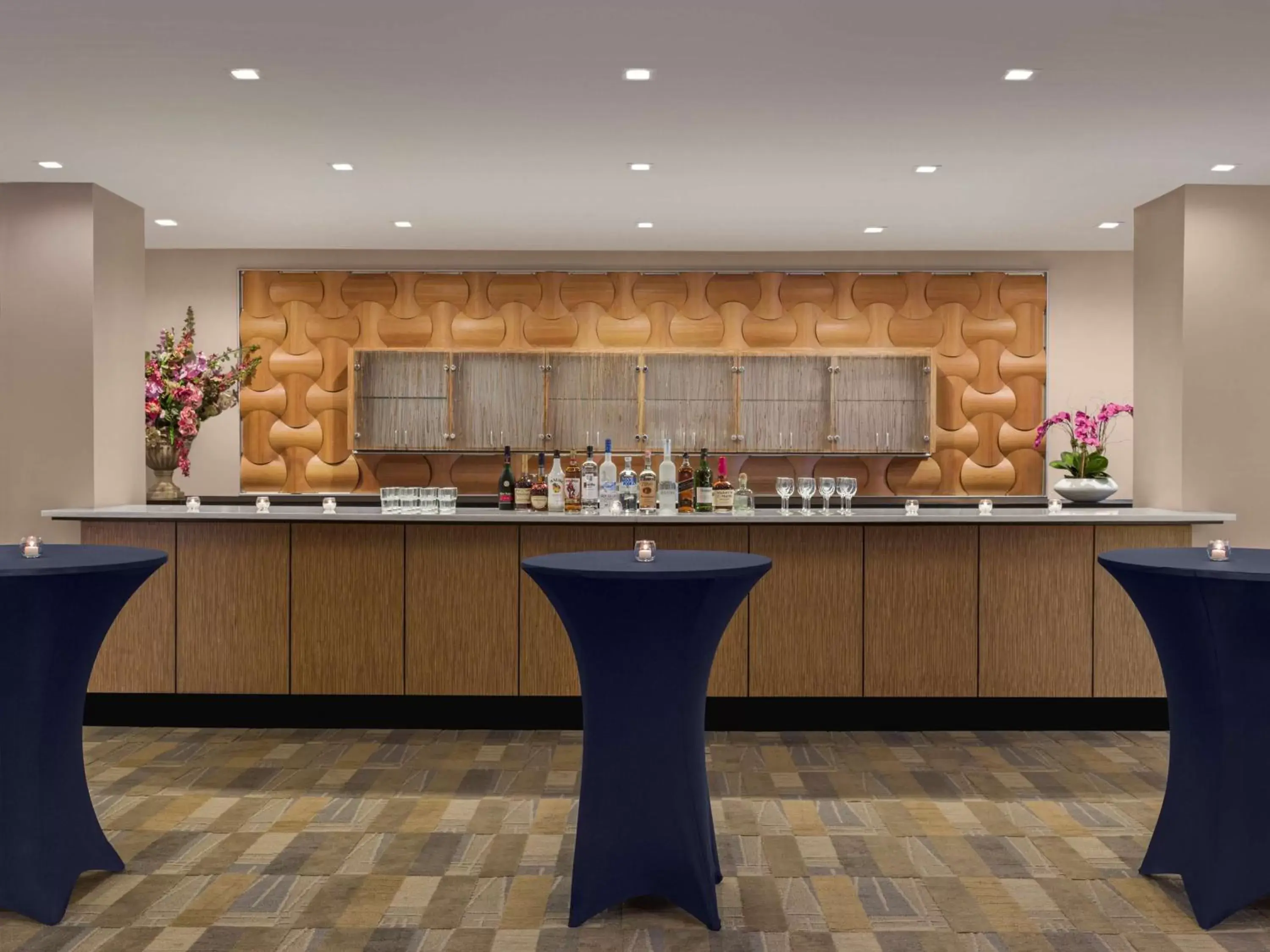 Dining area, Restaurant/Places to Eat in DoubleTree by Hilton Fort Lee/George Washington Bridge
