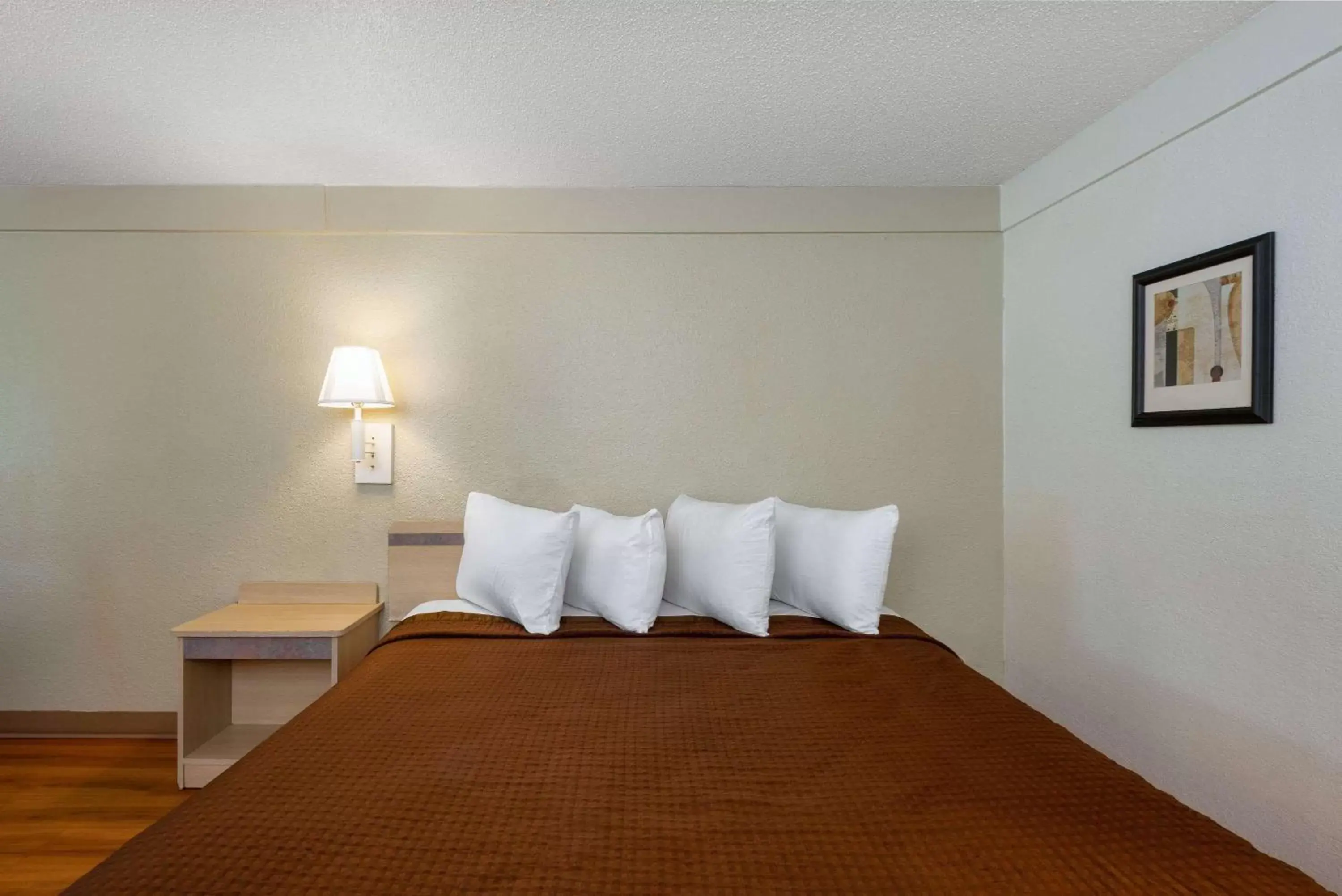 Photo of the whole room, Bed in Travelodge by Wyndham Essington / Philadelphia Airport