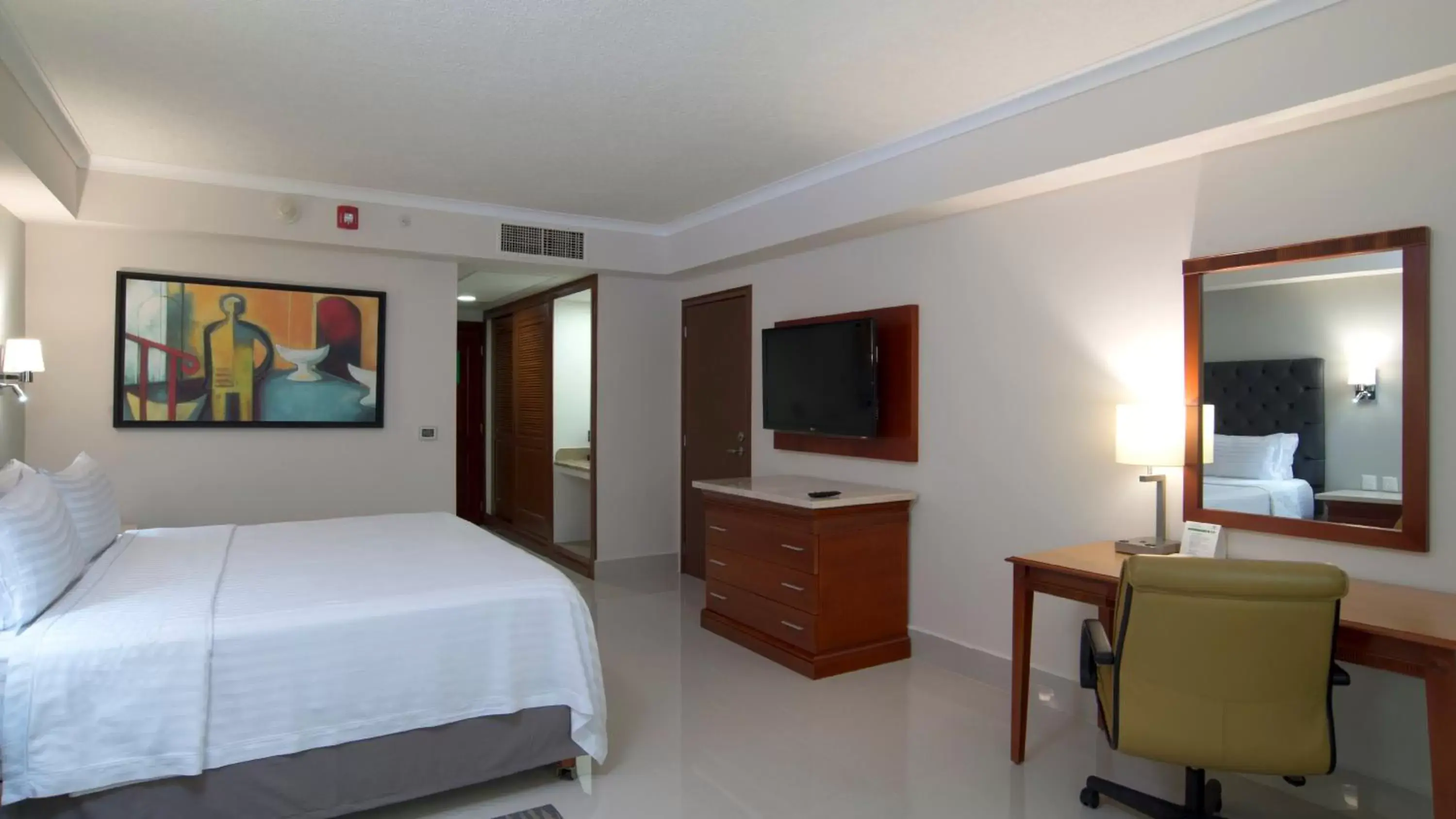 Photo of the whole room, TV/Entertainment Center in Holiday Inn Tuxtla Gutierrez, an IHG Hotel