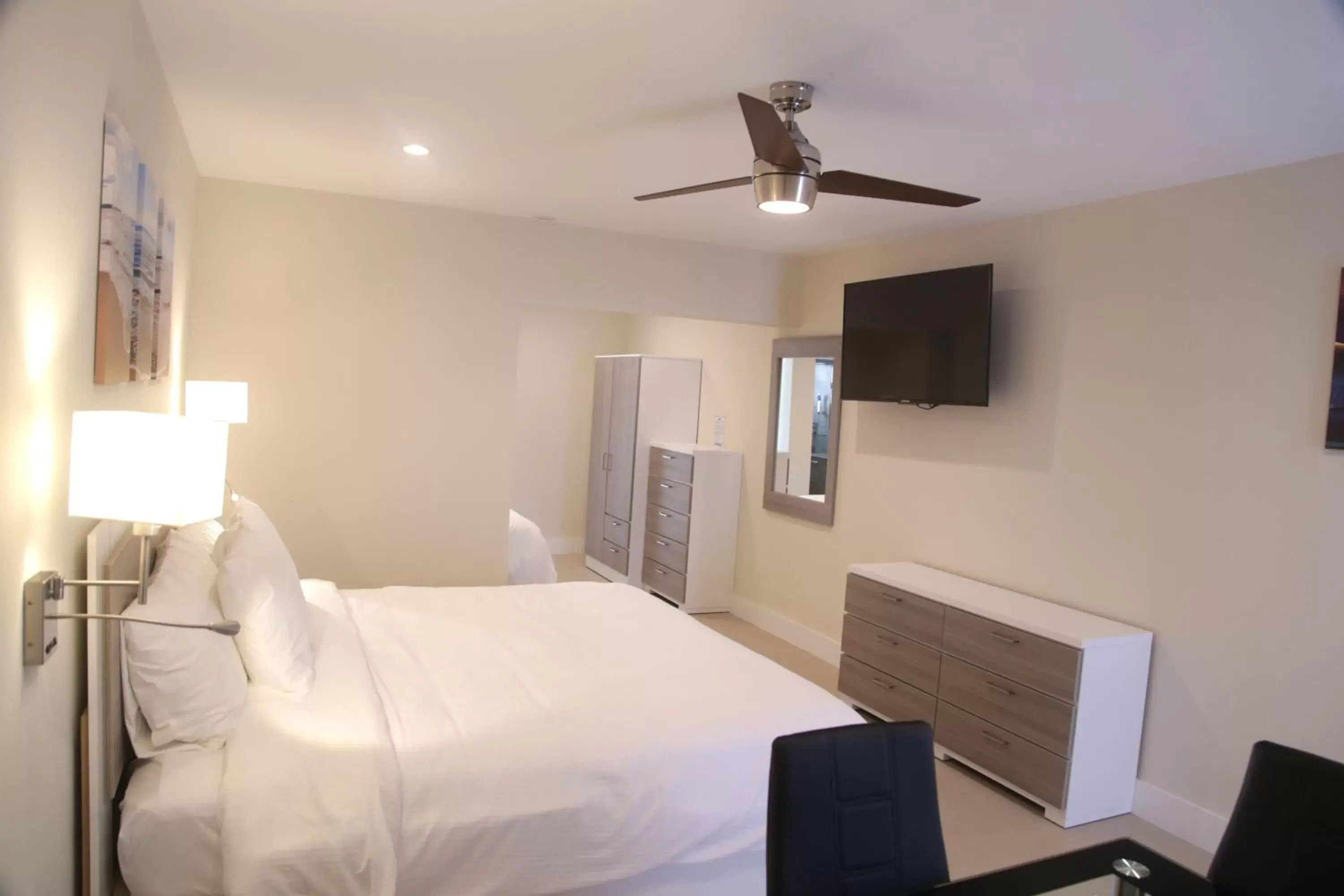 TV and multimedia, Bed in Diane Oceanfront Suites