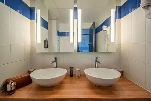 Bathroom in Ibis Styles Toulouse Blagnac Aéroport