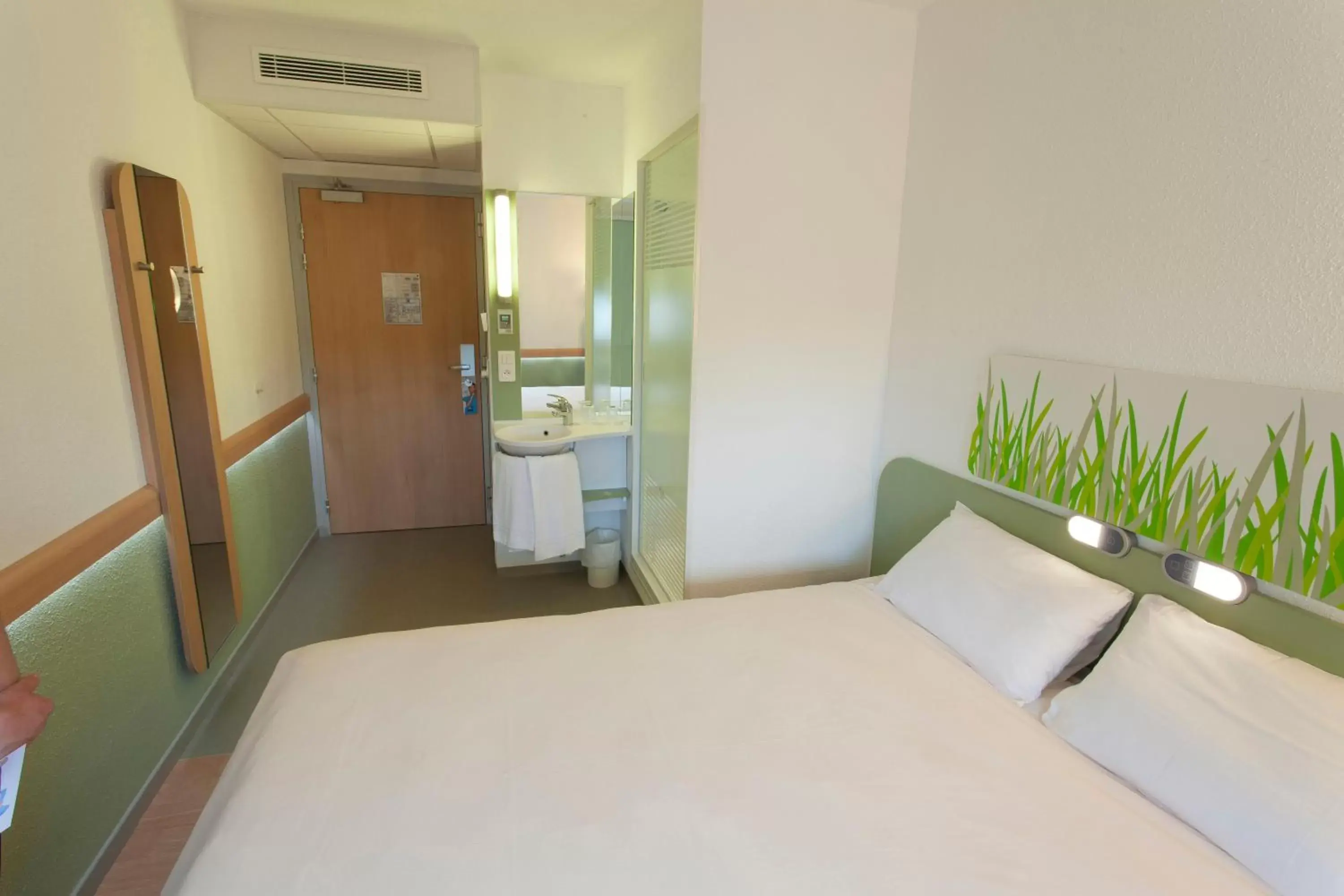 Photo of the whole room, Bed in ibis budget Cherbourg - La Glacerie