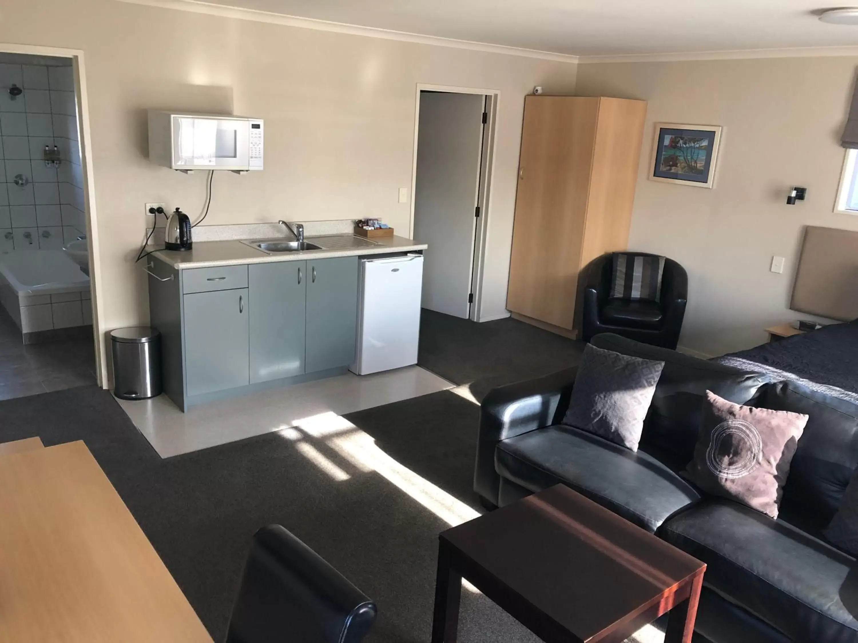 Kitchen or kitchenette, Seating Area in 555 Motel Dunedin