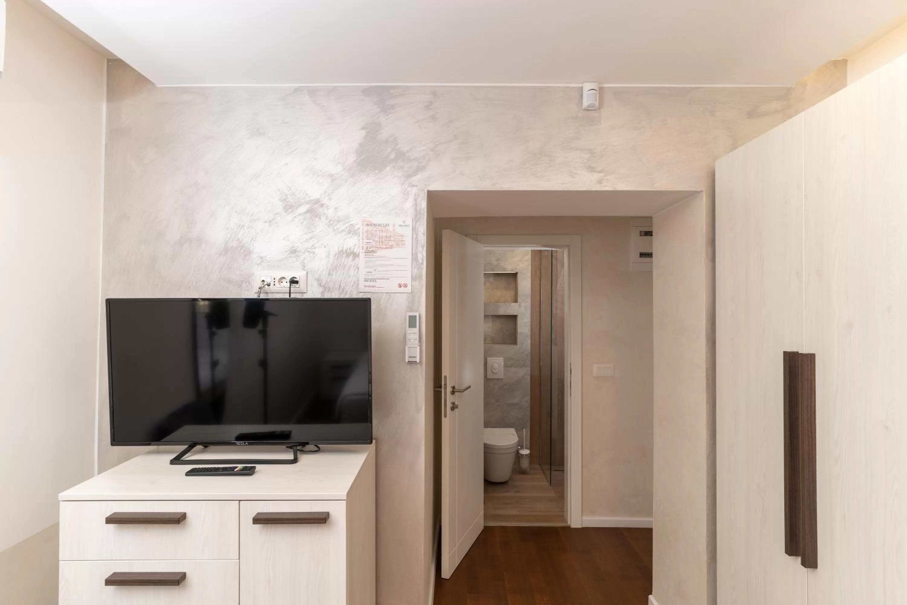 TV and multimedia in Ornament Hotel and Apartments