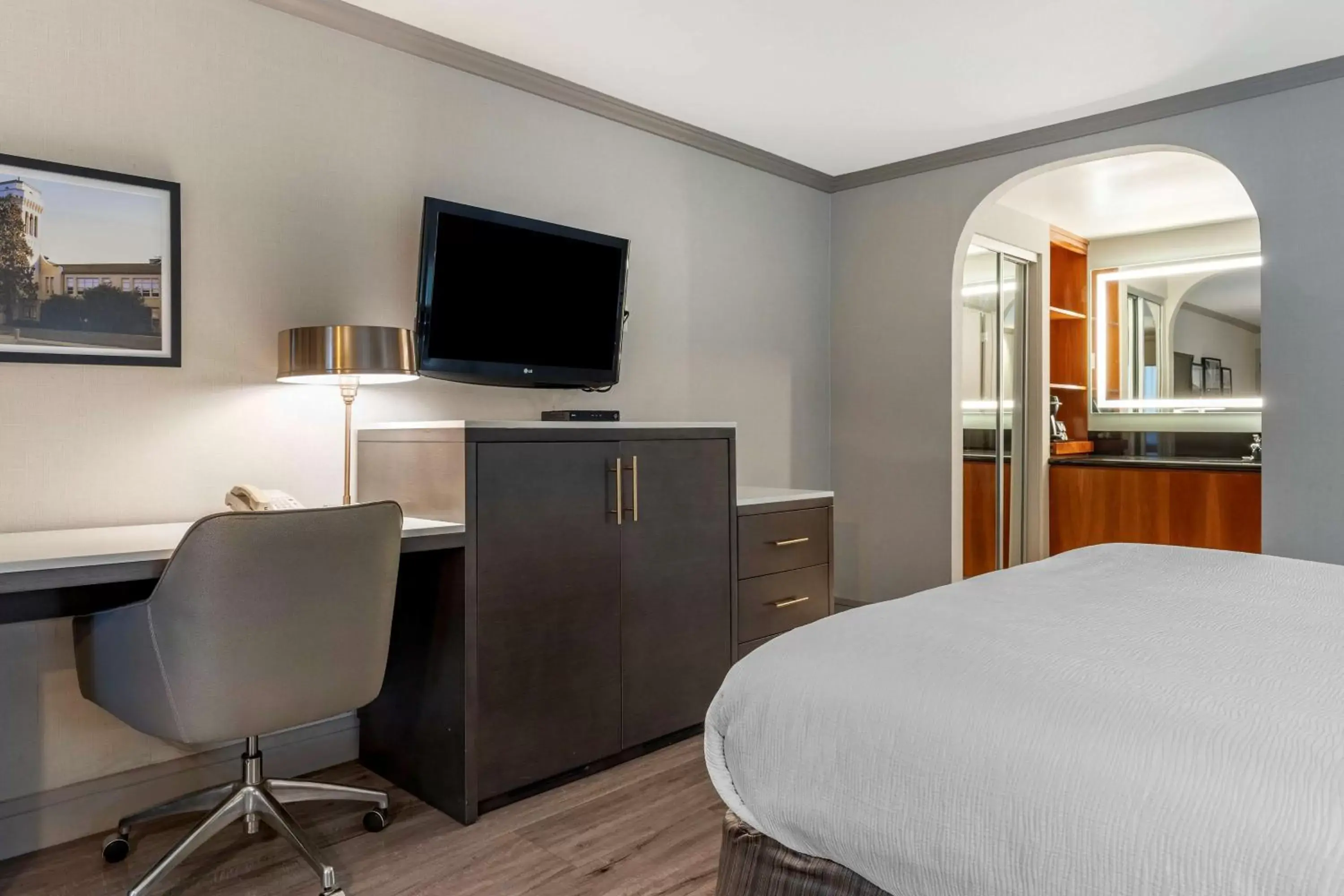 Bedroom, TV/Entertainment Center in Best Western Plus Executive Suites