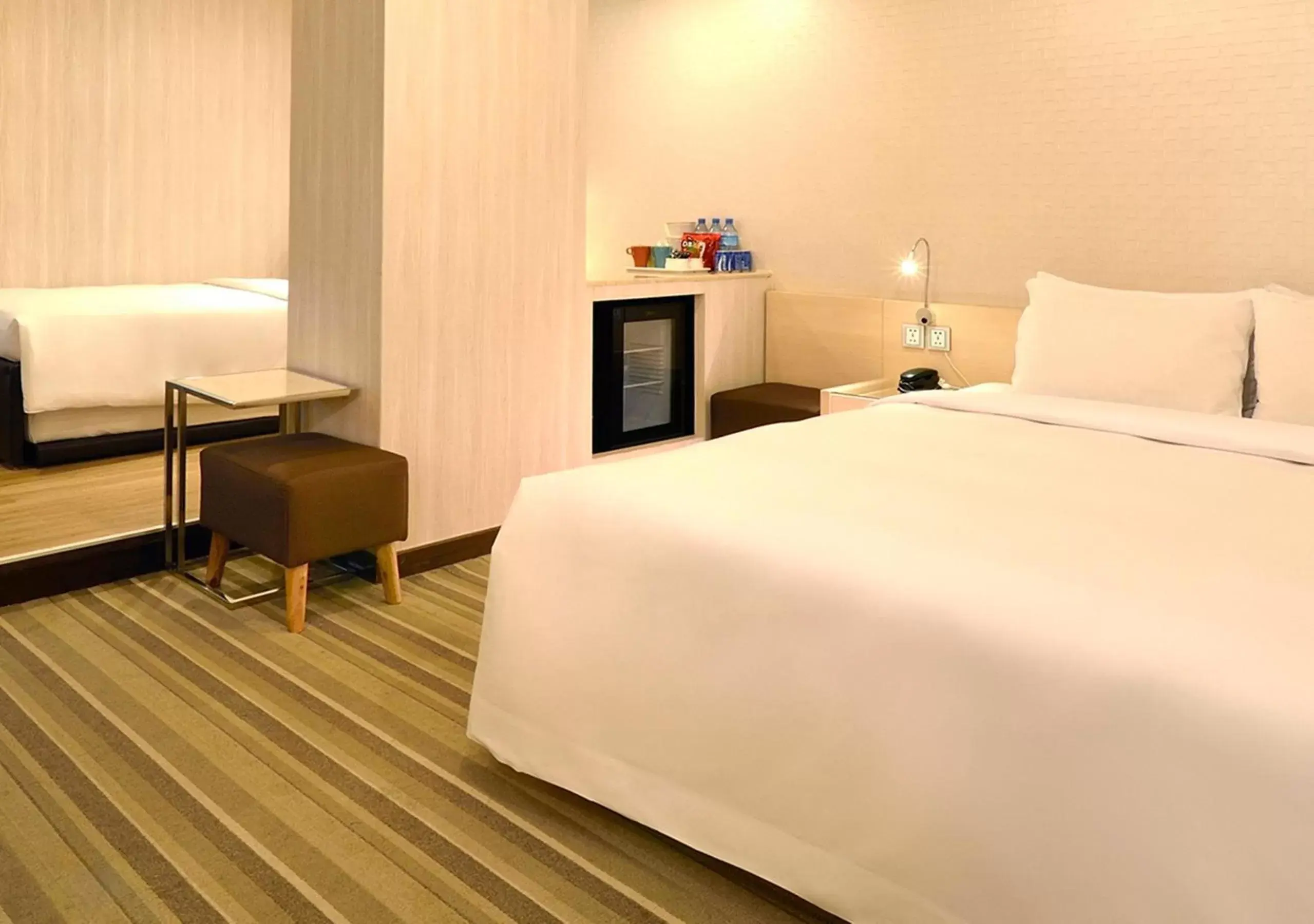 Bedroom, Bed in Yomi Hotel - ShuangLian MRT