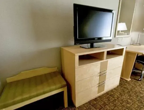 TV/Entertainment Center in Holiday Inn Express Hotel and Suites Borger, an IHG Hotel