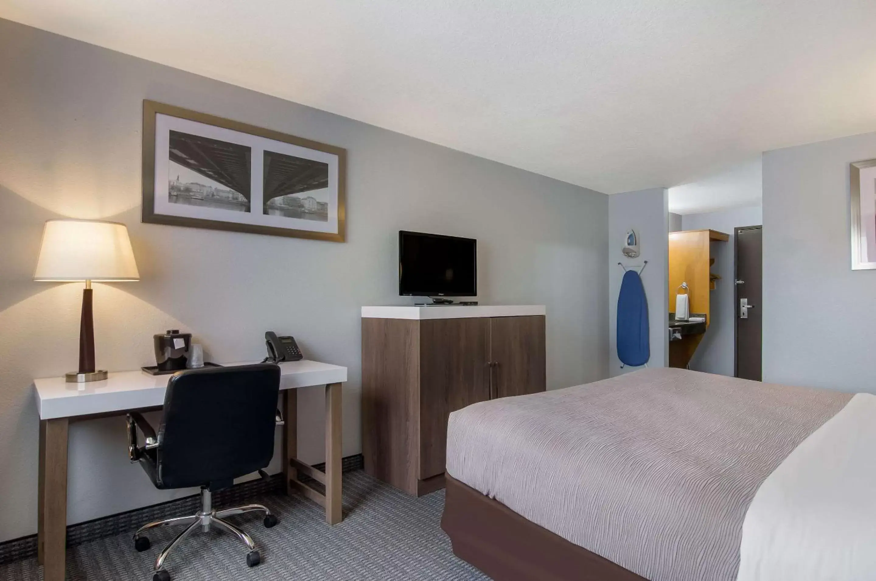 TV and multimedia, TV/Entertainment Center in Quality Inn & Suites Silverdale Bangor-Keyport