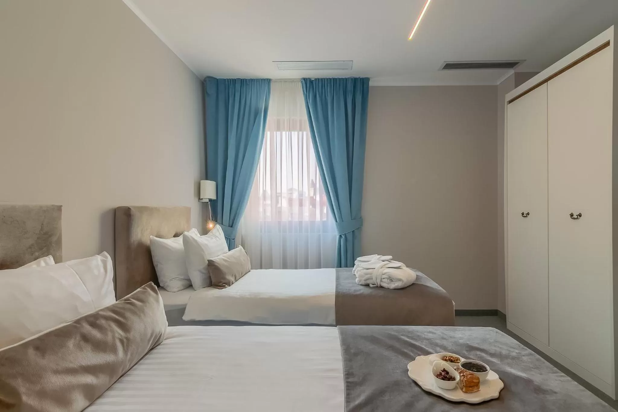 Bed in New Era Hotel Old Town Party Zone Bucharest- parking with fee nearby - NOT at the hotel !