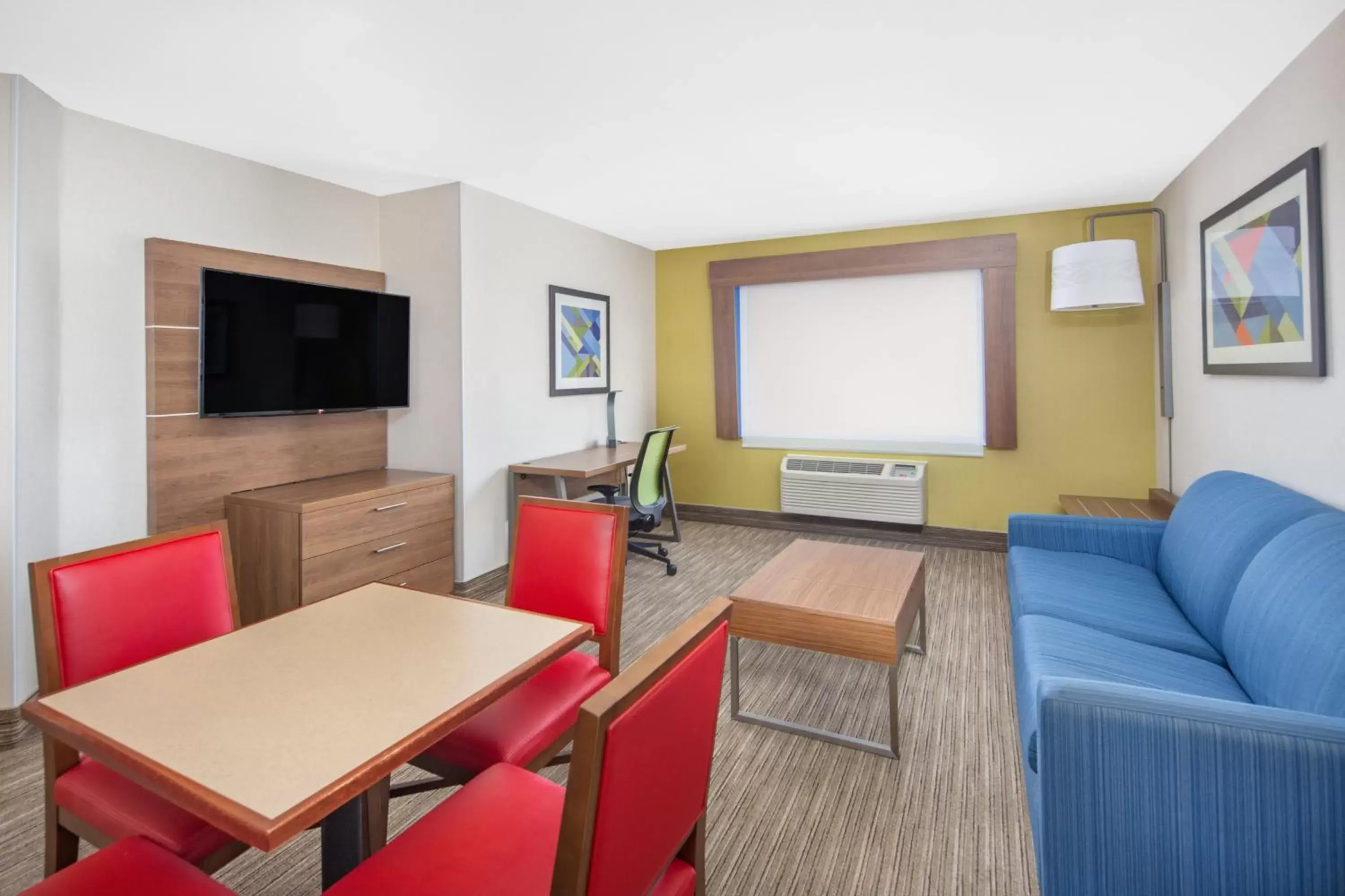 Photo of the whole room, Seating Area in Holiday Inn Express Hotel & Suites Bishop, an IHG Hotel