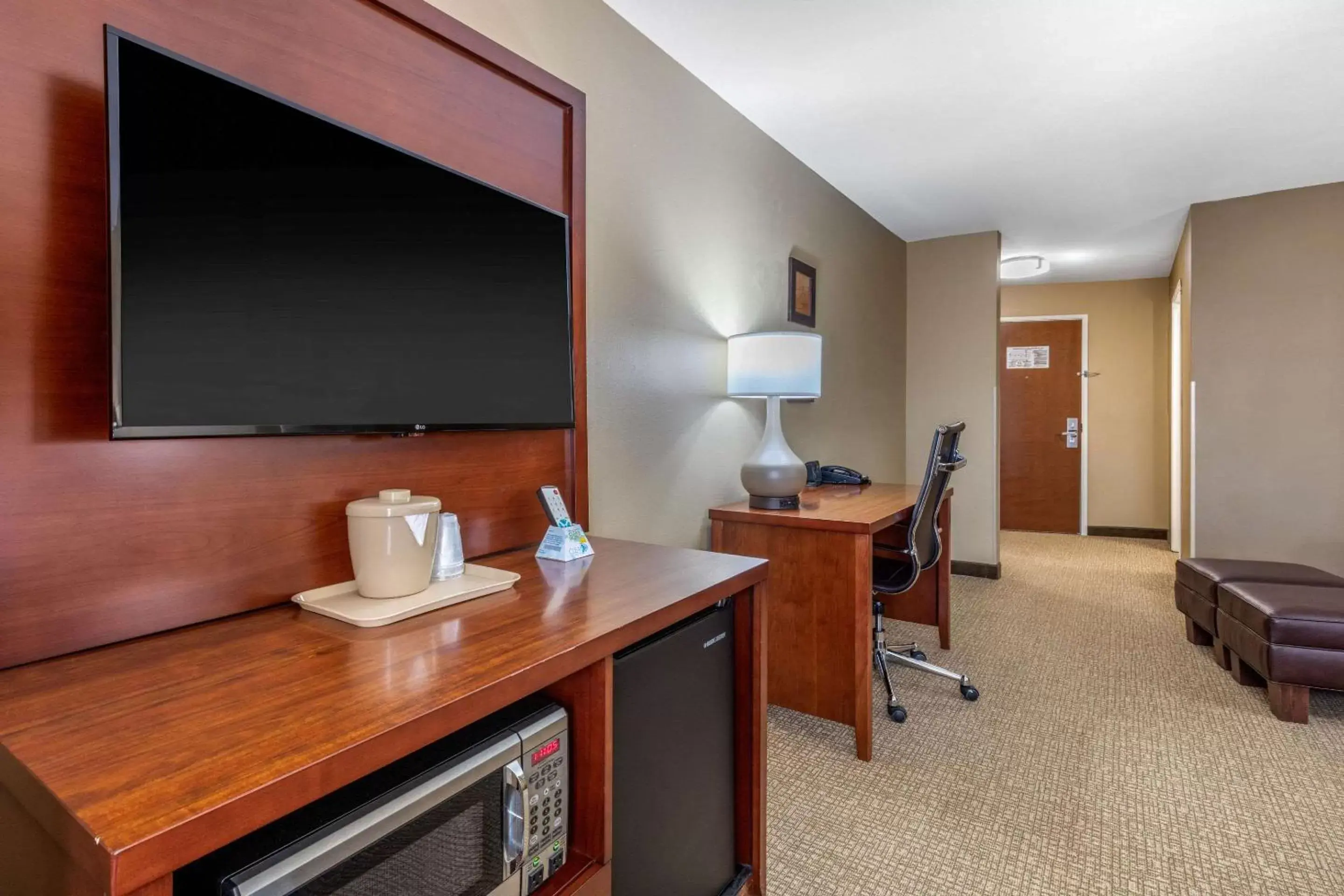 Photo of the whole room, TV/Entertainment Center in Comfort Suites Pelham Hoover I-65