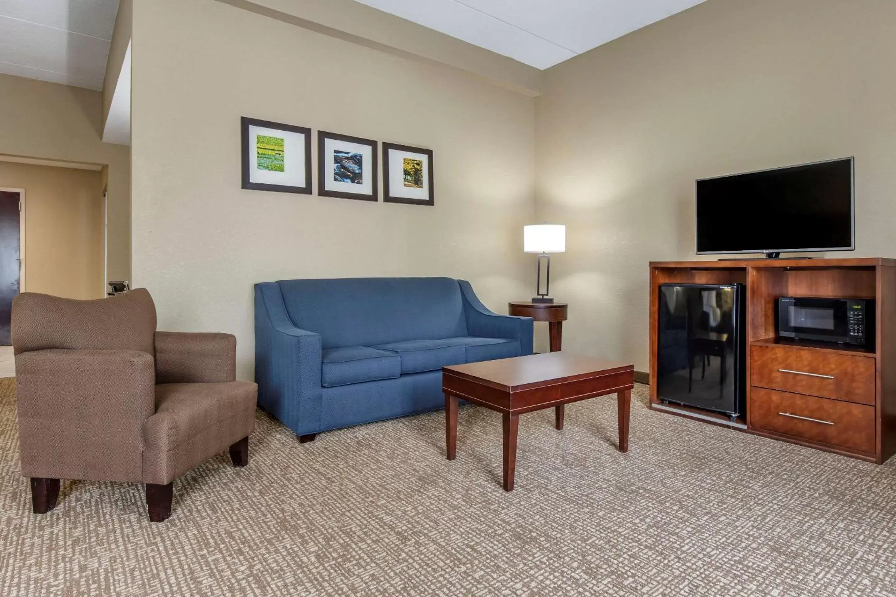 Photo of the whole room, Seating Area in Comfort Inn & Suites Mocksville I-40