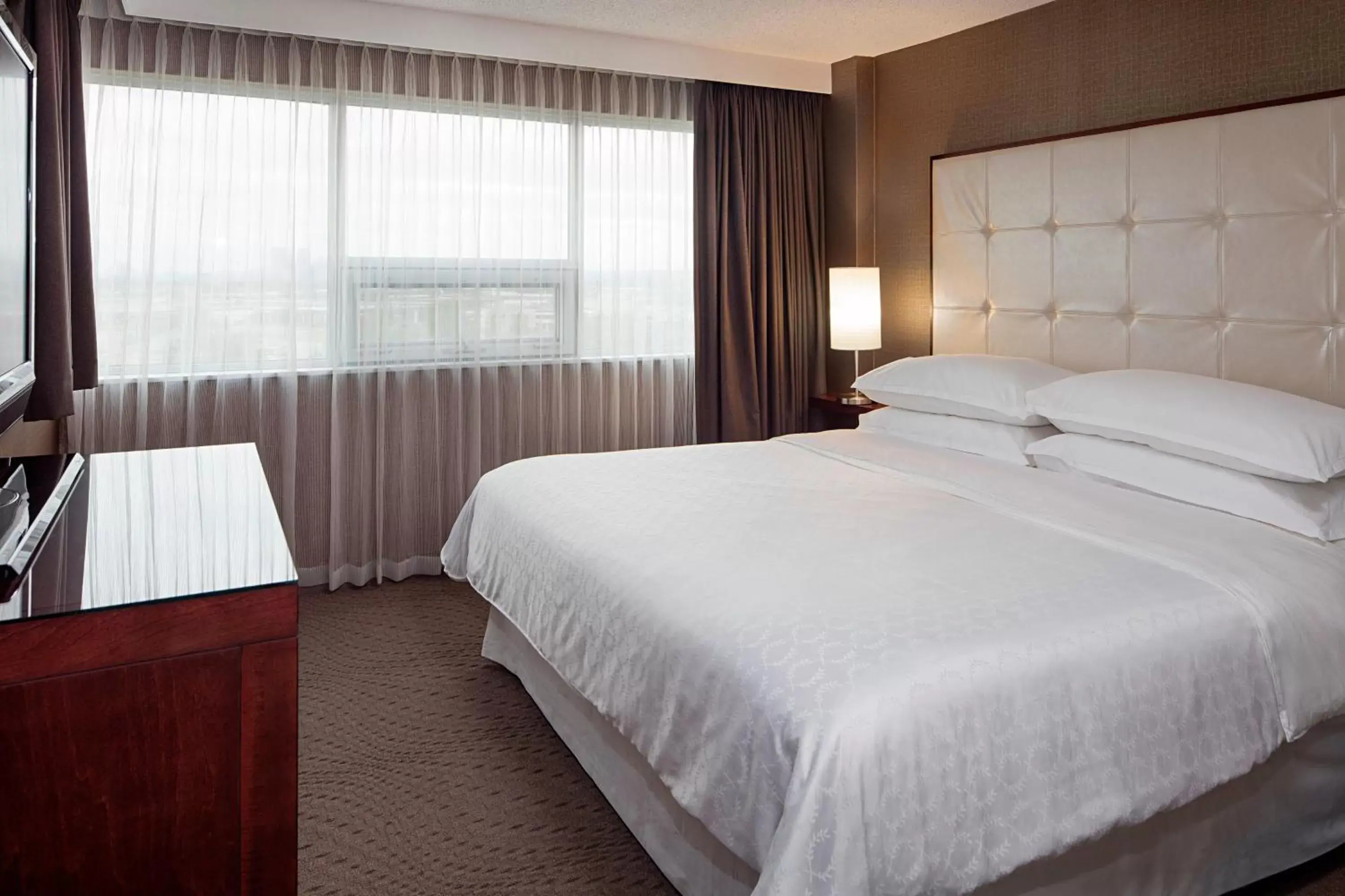 Bedroom, Bed in Sheraton Cavalier Calgary Hotel