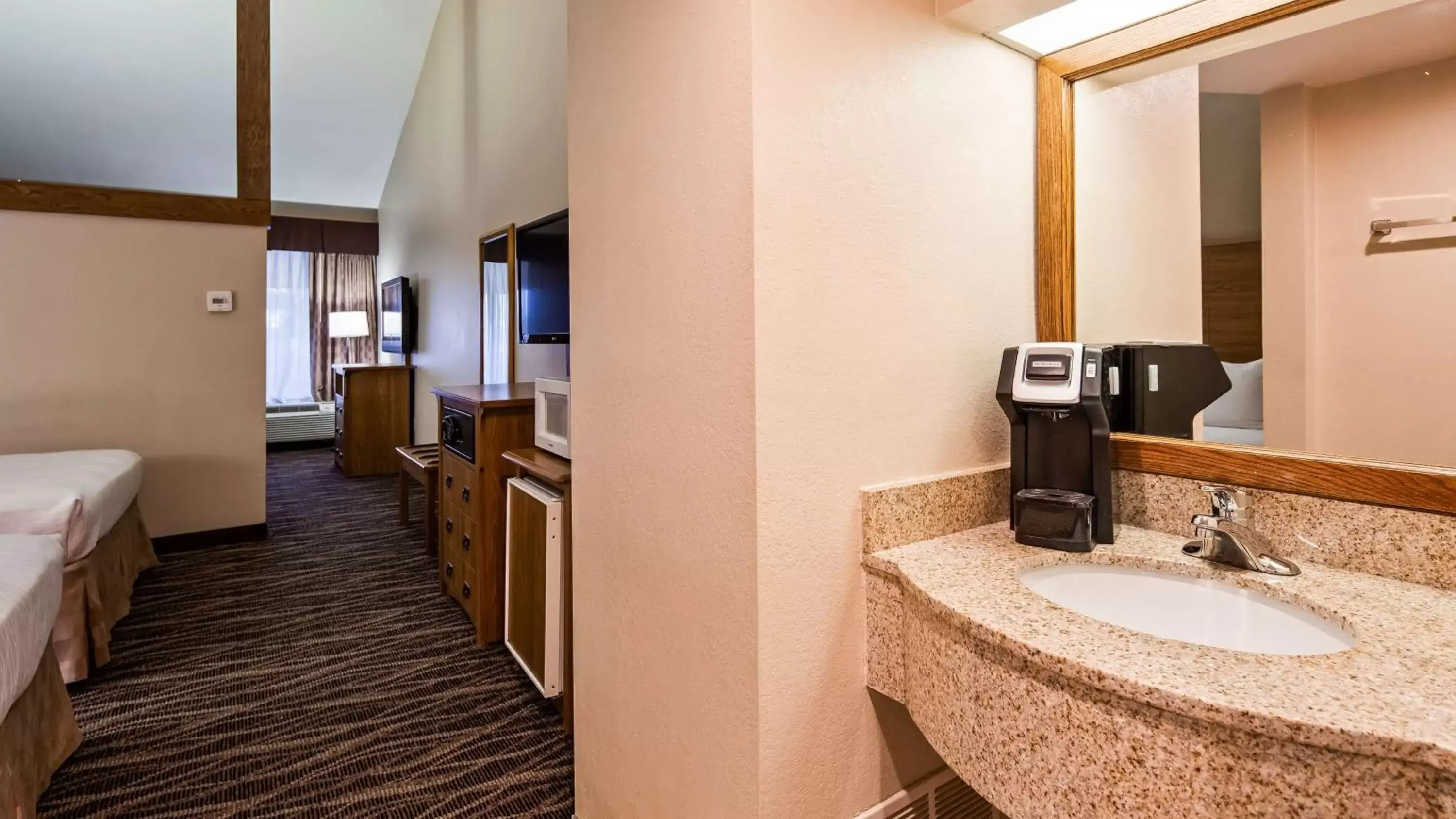 Photo of the whole room, Bathroom in Best Western Plus Saddleback Inn and Conference Center