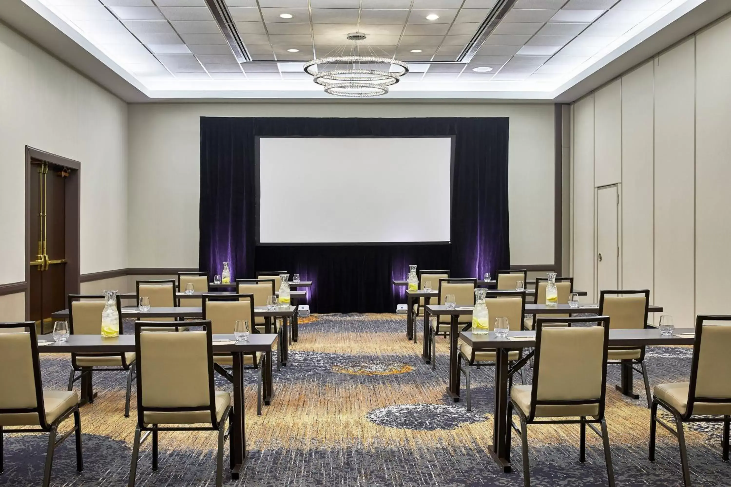 Meeting/conference room in Renaissance Chicago Glenview Suites Hotel
