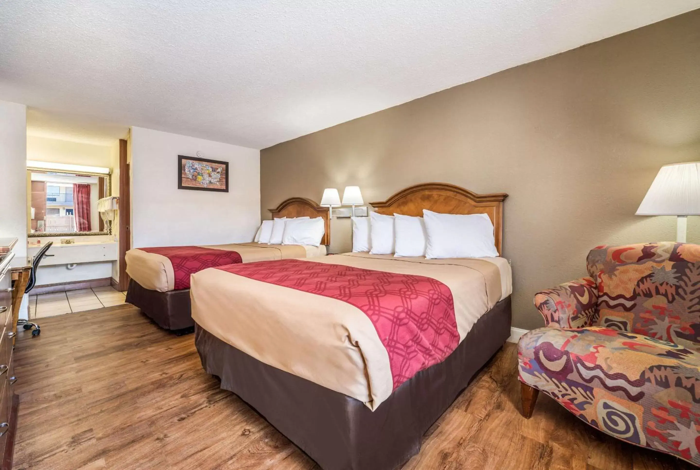 Photo of the whole room, Bed in Econo Lodge Inn & Suites Macon