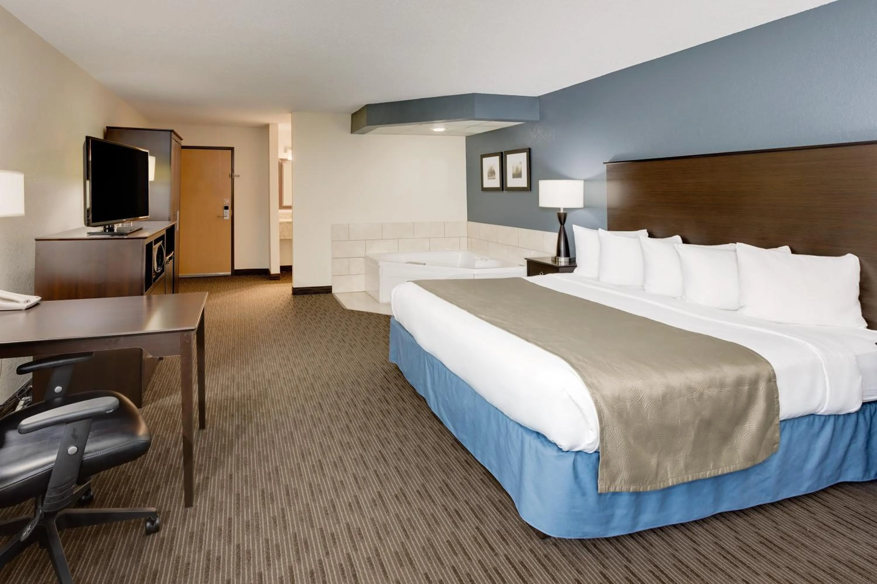 Photo of the whole room, Bed in Baymont by Wyndham Owatonna