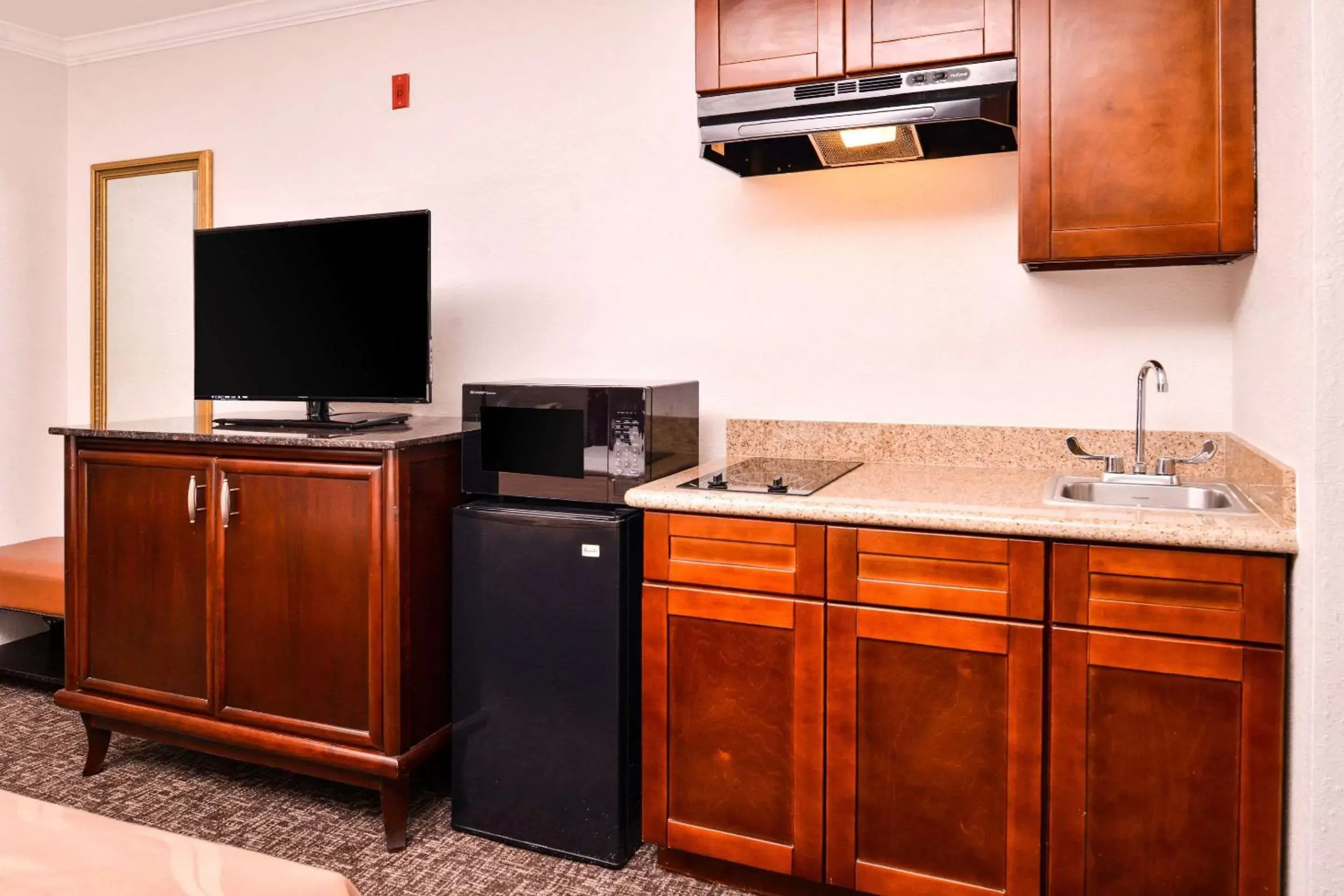 Photo of the whole room, Kitchen/Kitchenette in Quality Inn and Suites Beaumont