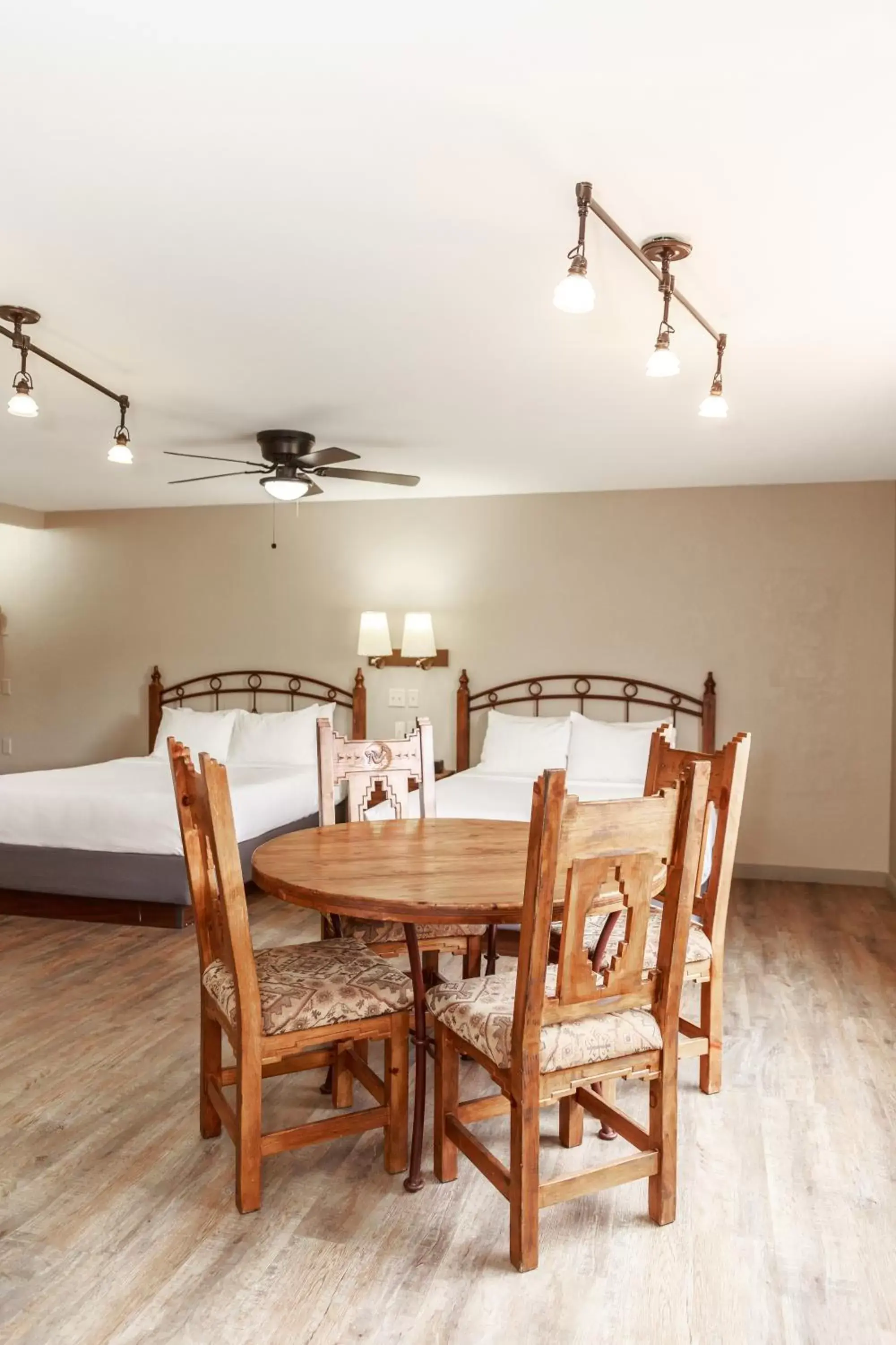 Dining area, Bed in Aarchway Inn Dining area, Bed in Aarchway Inn