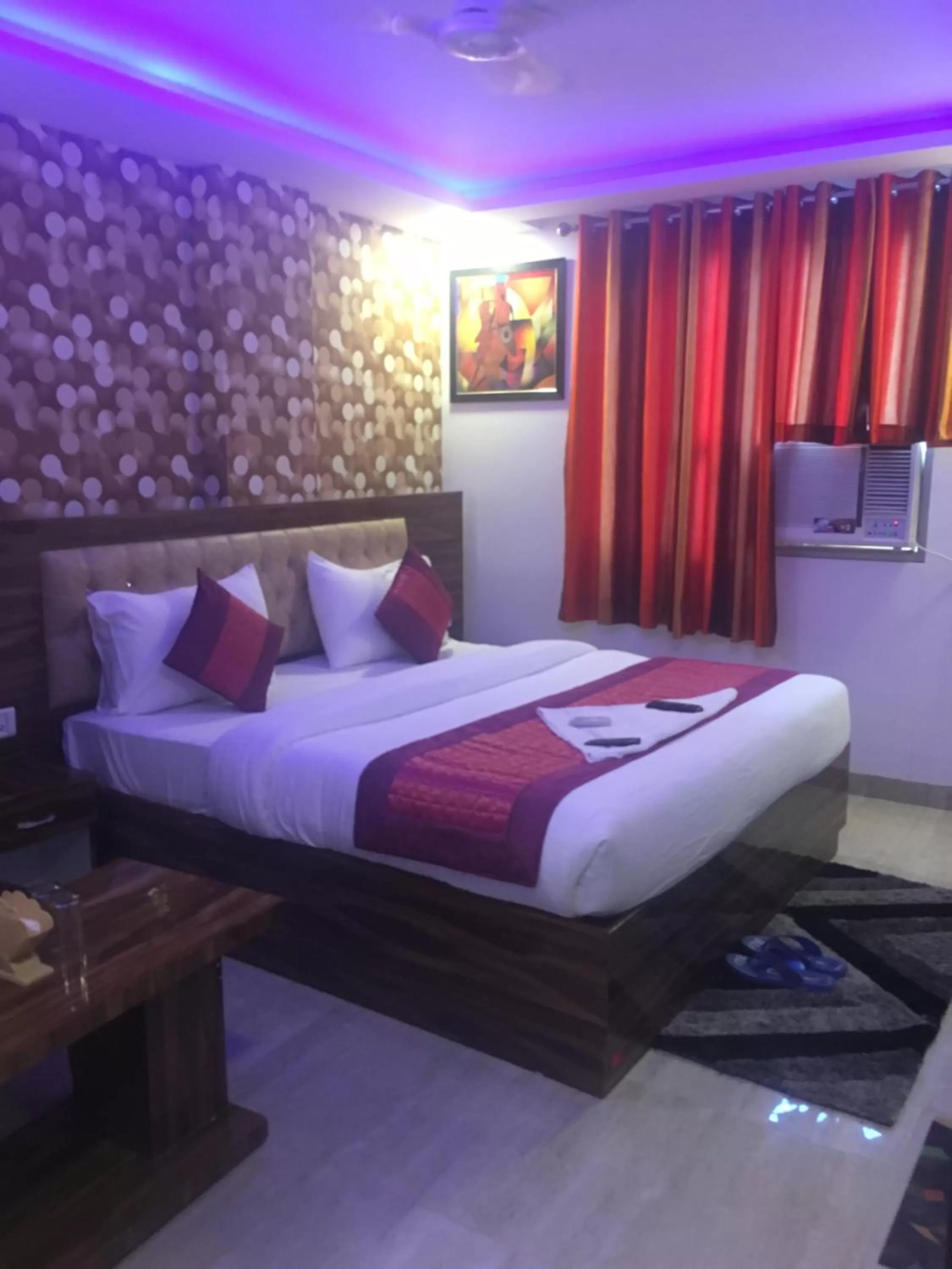 Bedroom, Bed in Hotel Pearl - Mahipalpur Delhi Airport