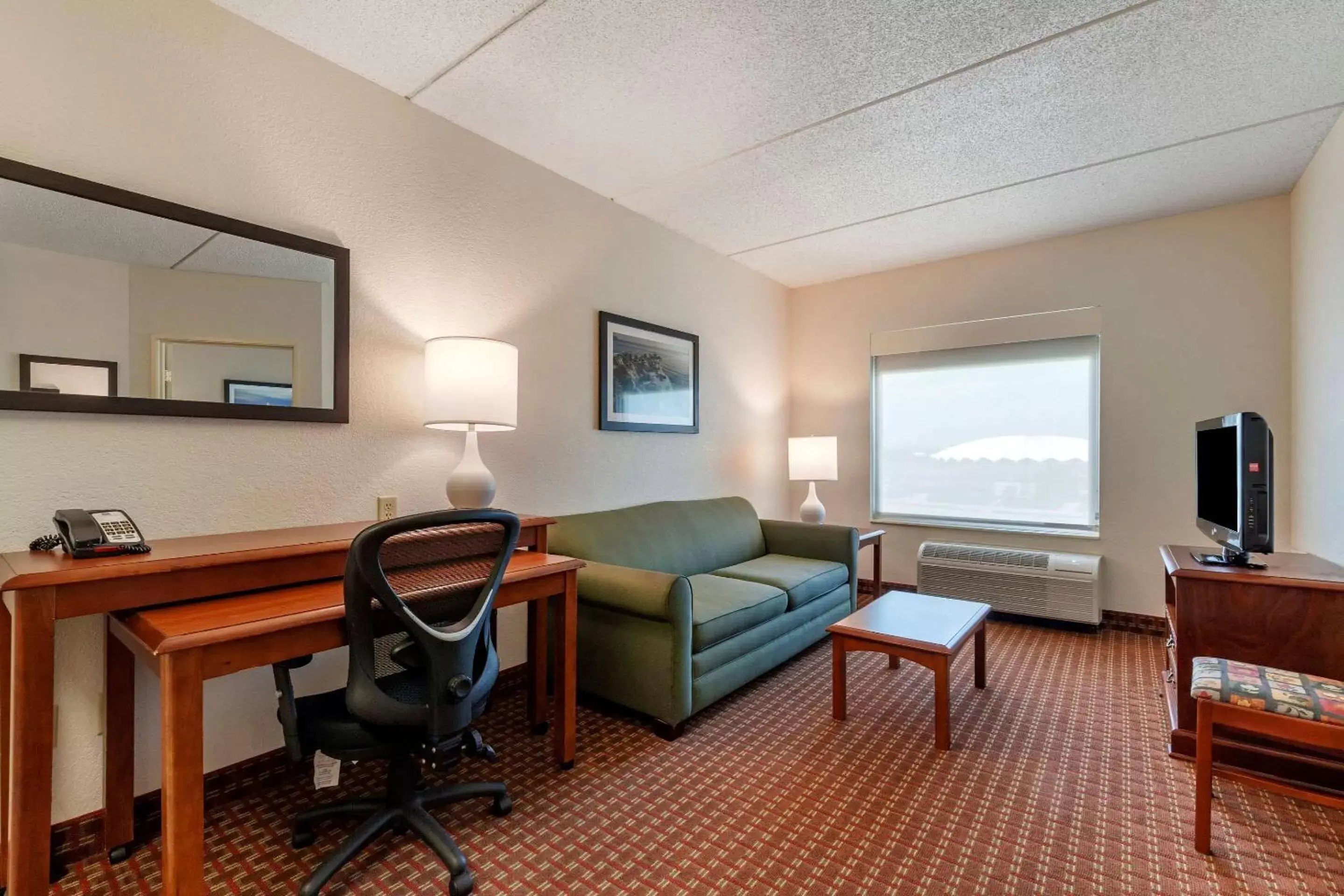 Bedroom, Seating Area in Clarion Suites at The Alliant Energy Center