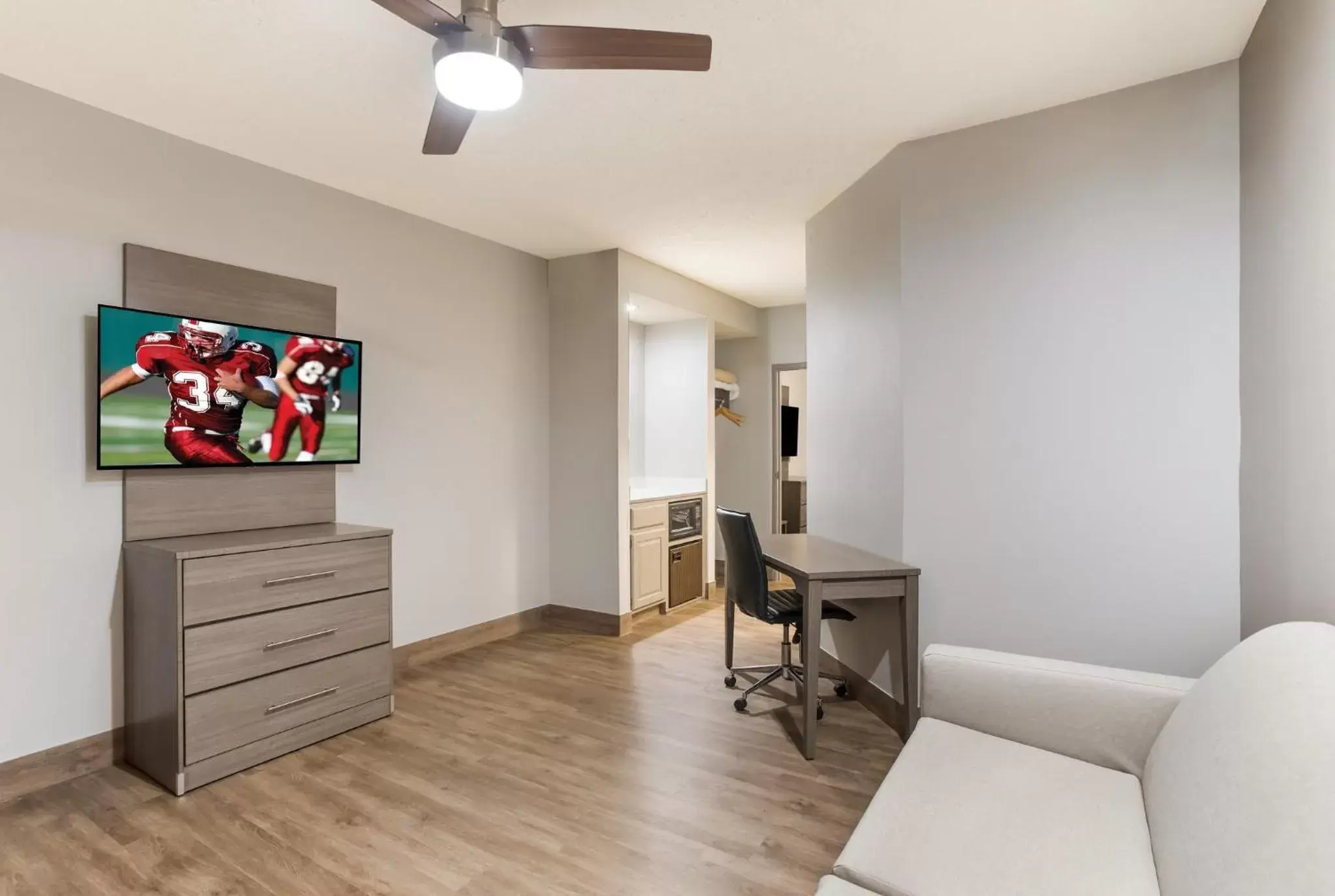 Photo of the whole room, TV/Entertainment Center in Red Roof Inn & Suites Corbin